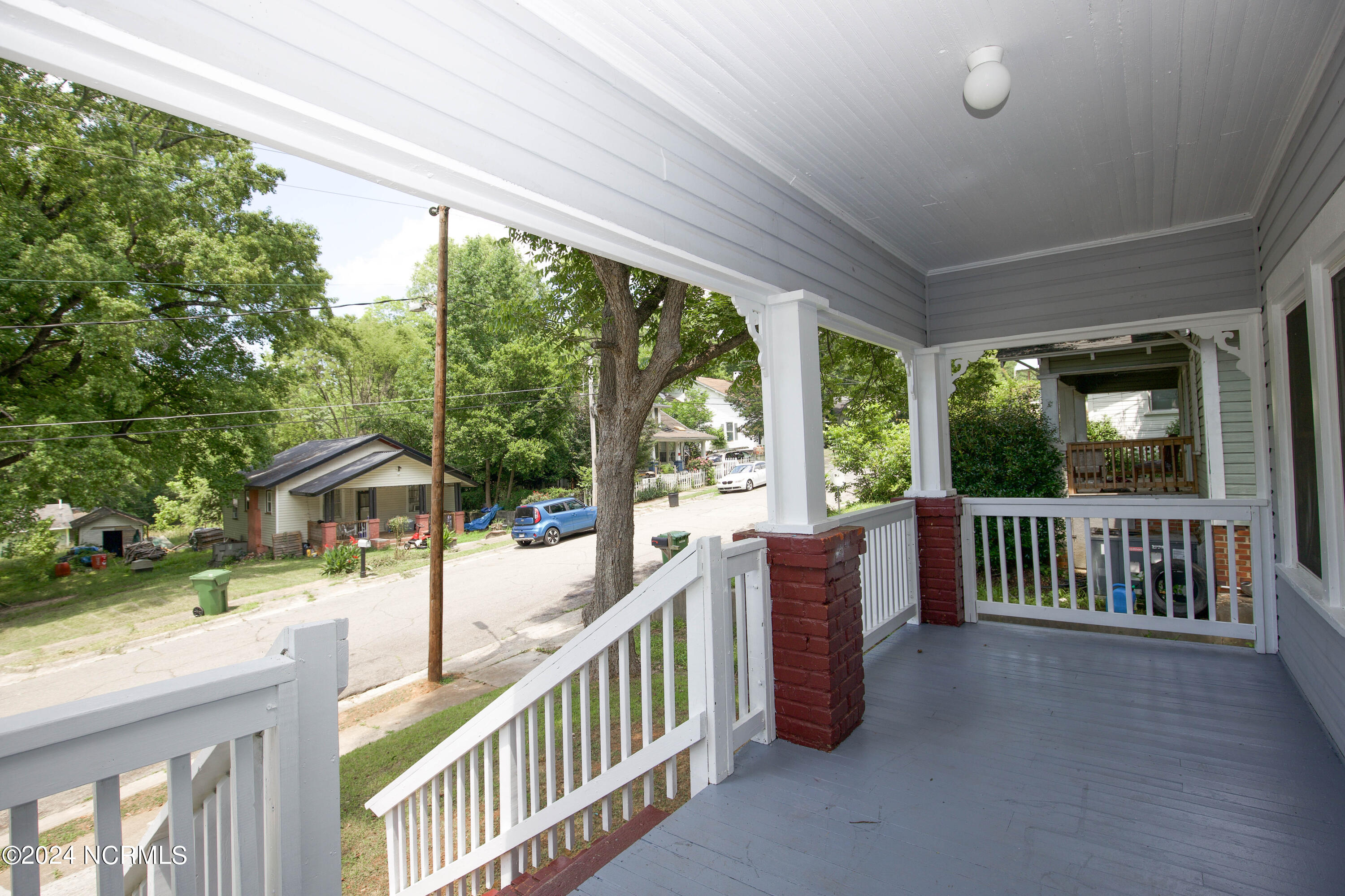 208 Robinson Street Property Photo 7