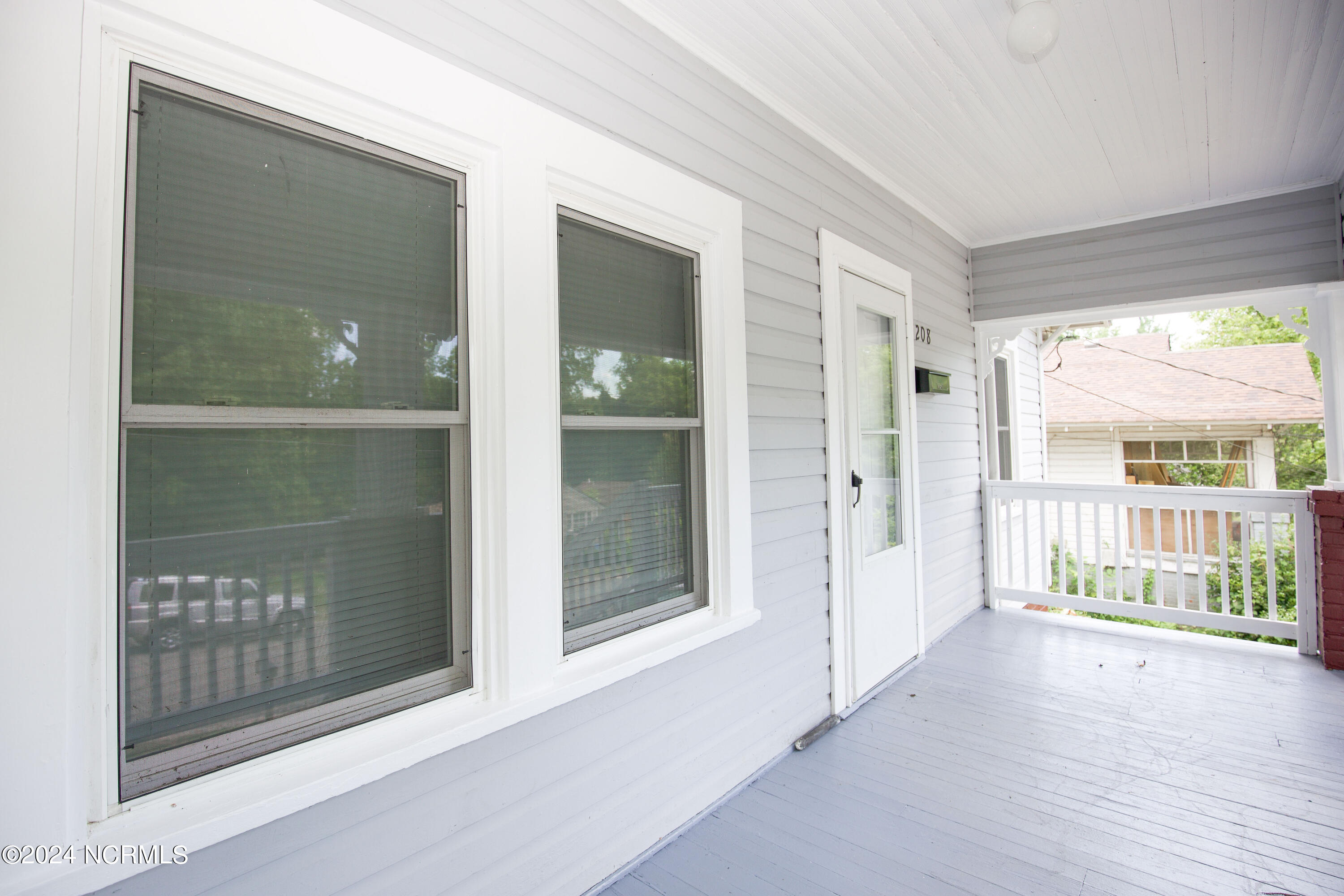 208 Robinson Street Property Photo 9
