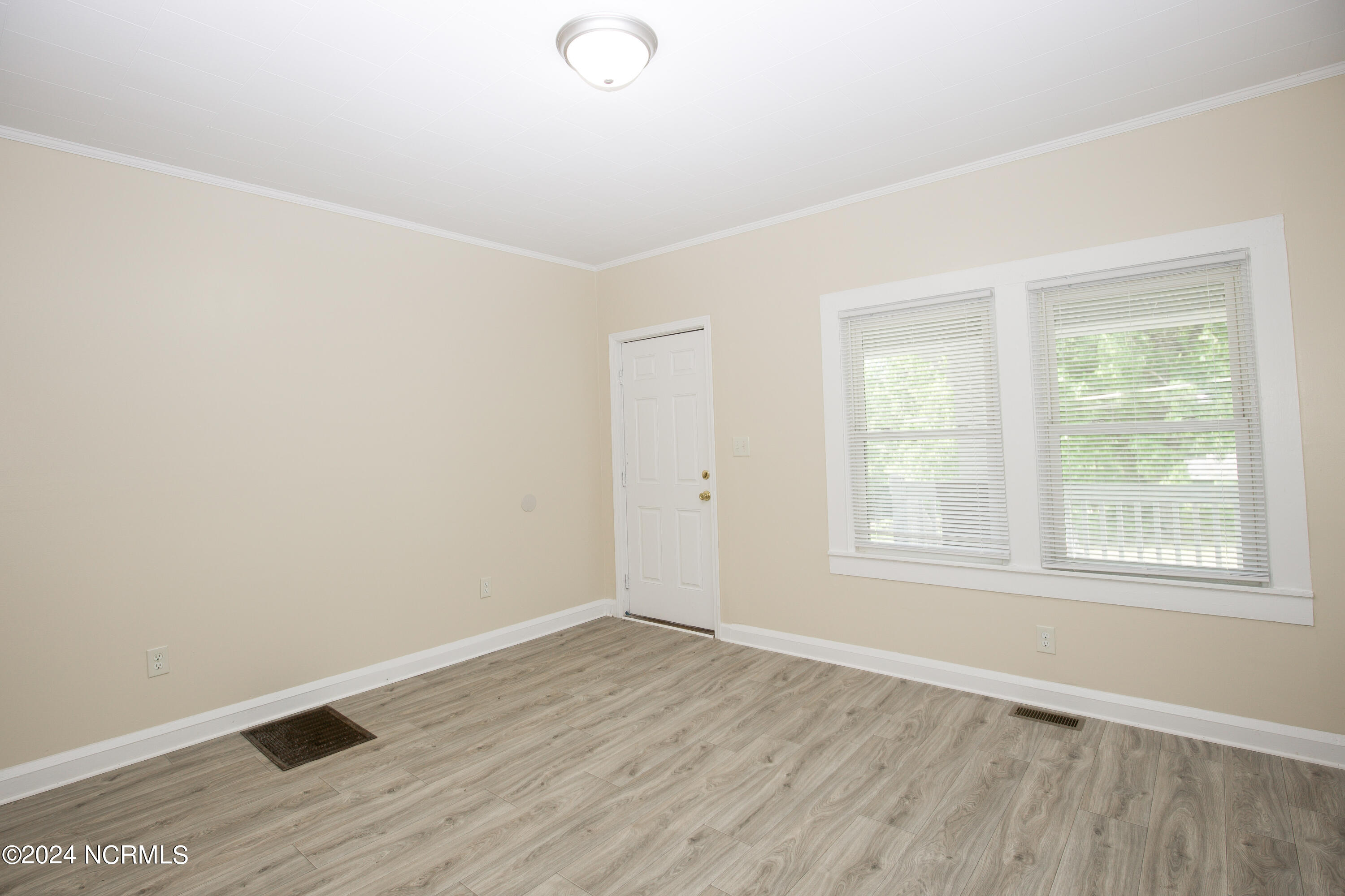 208 Robinson Street Property Photo 14
