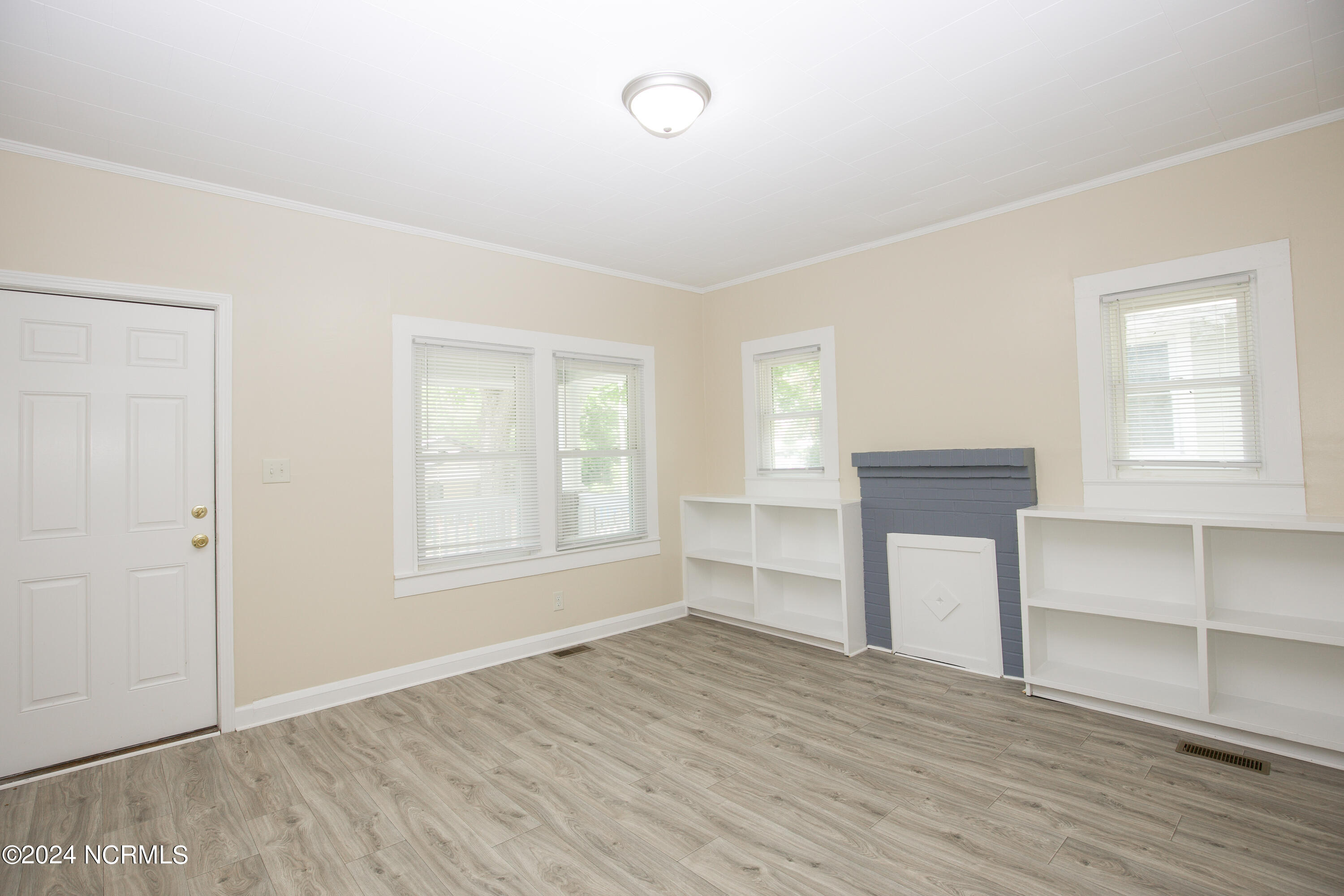 208 Robinson Street Property Photo 15