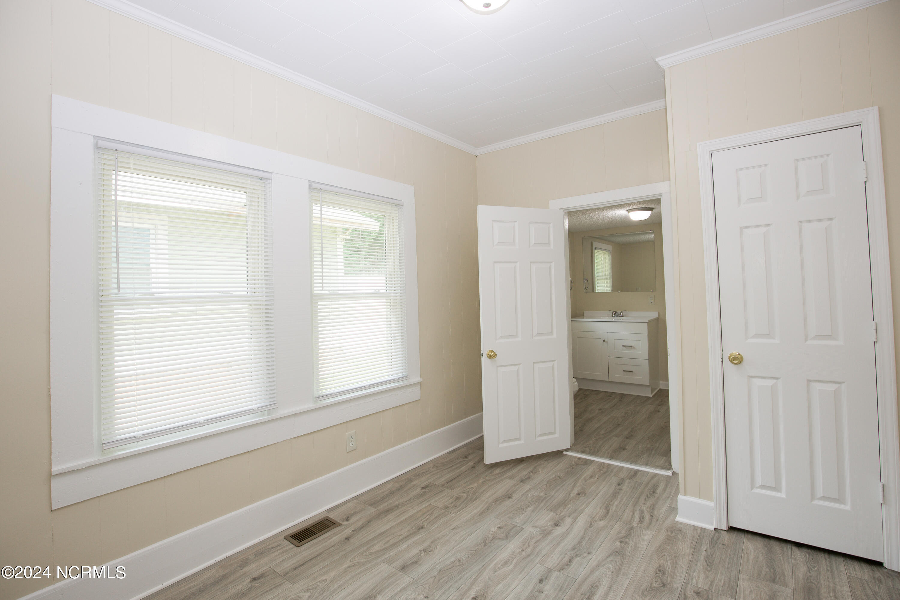 208 Robinson Street Property Photo 16