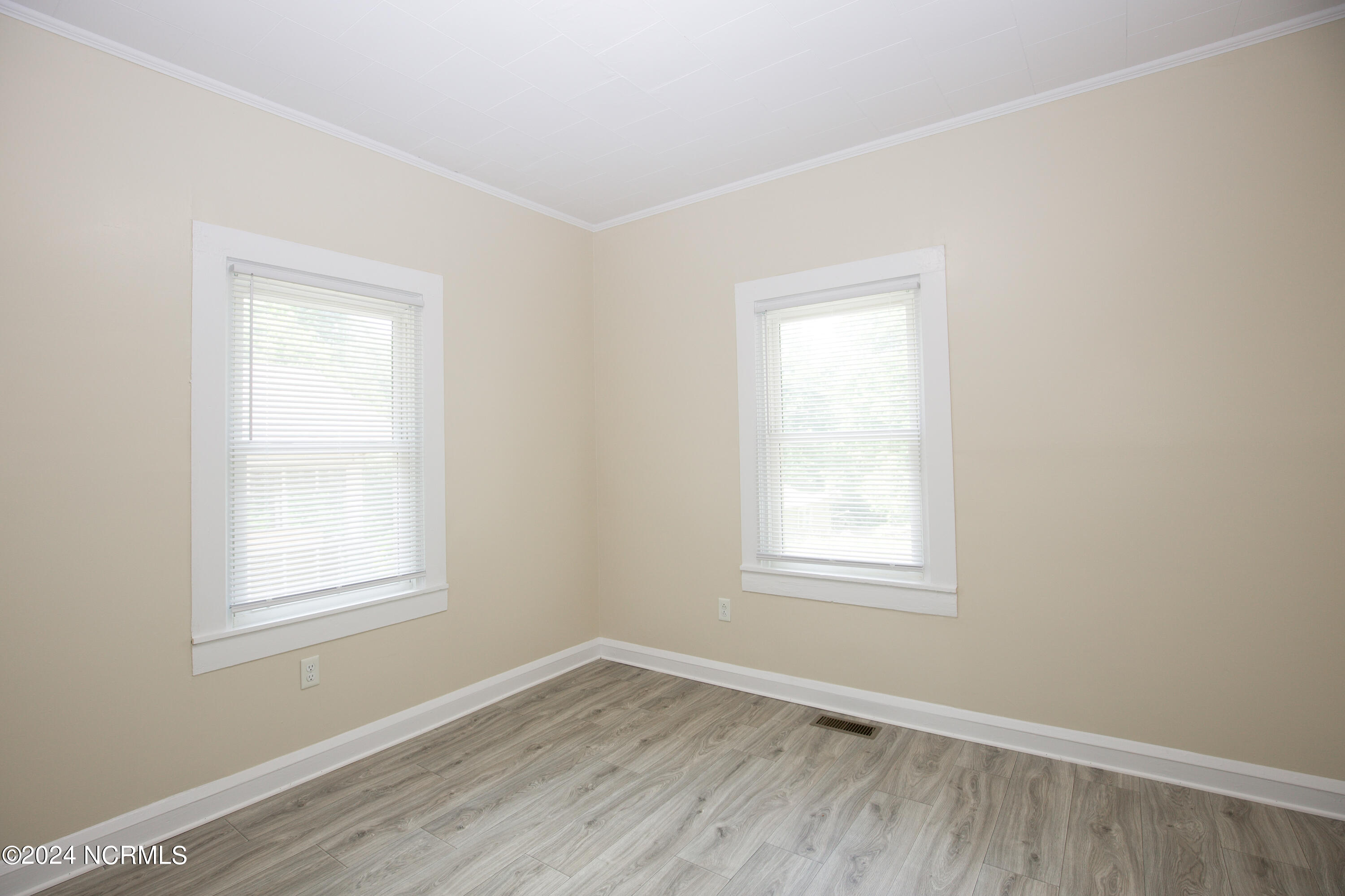 208 Robinson Street Property Photo 22