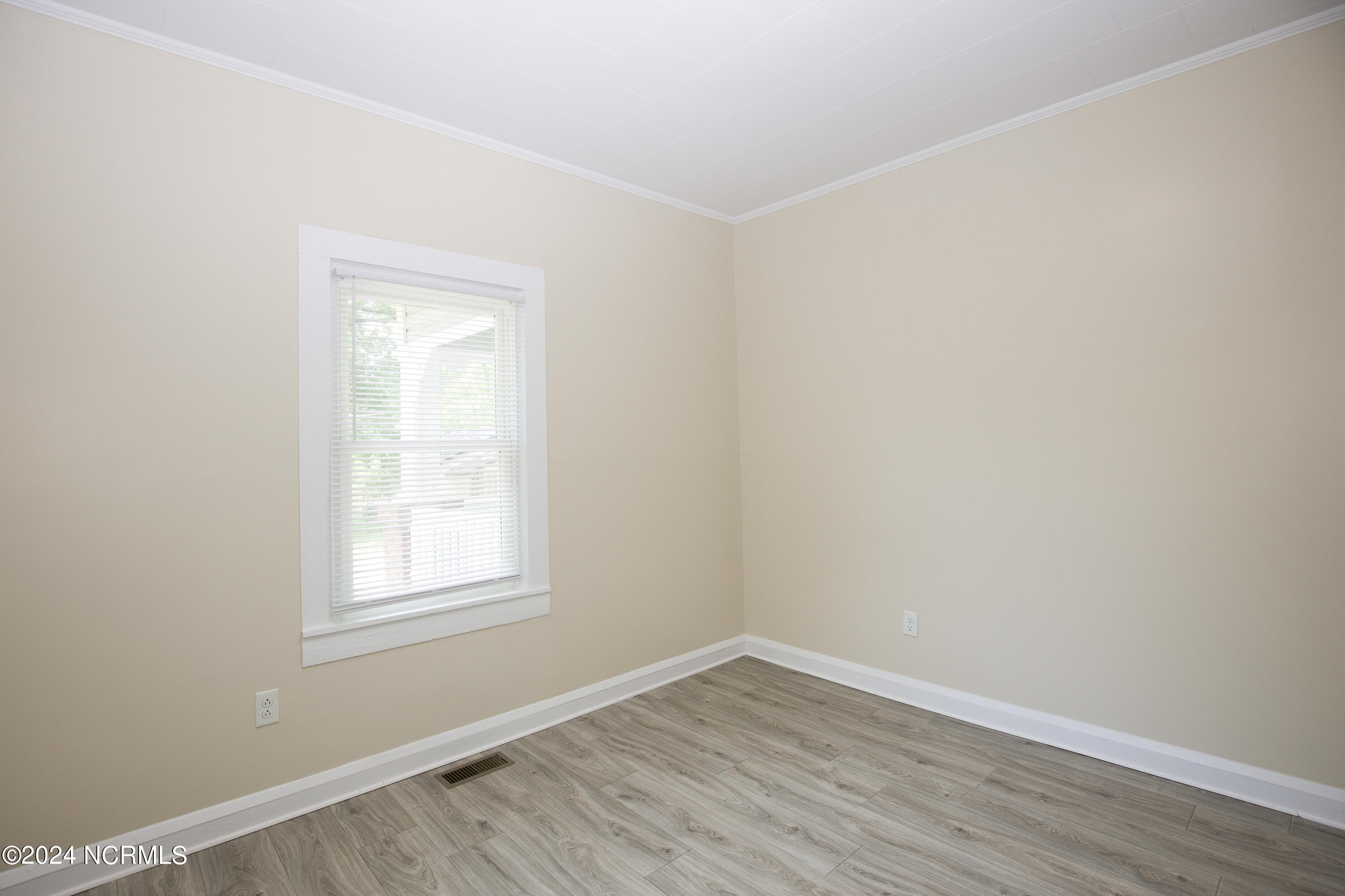 208 Robinson Street Property Photo 26