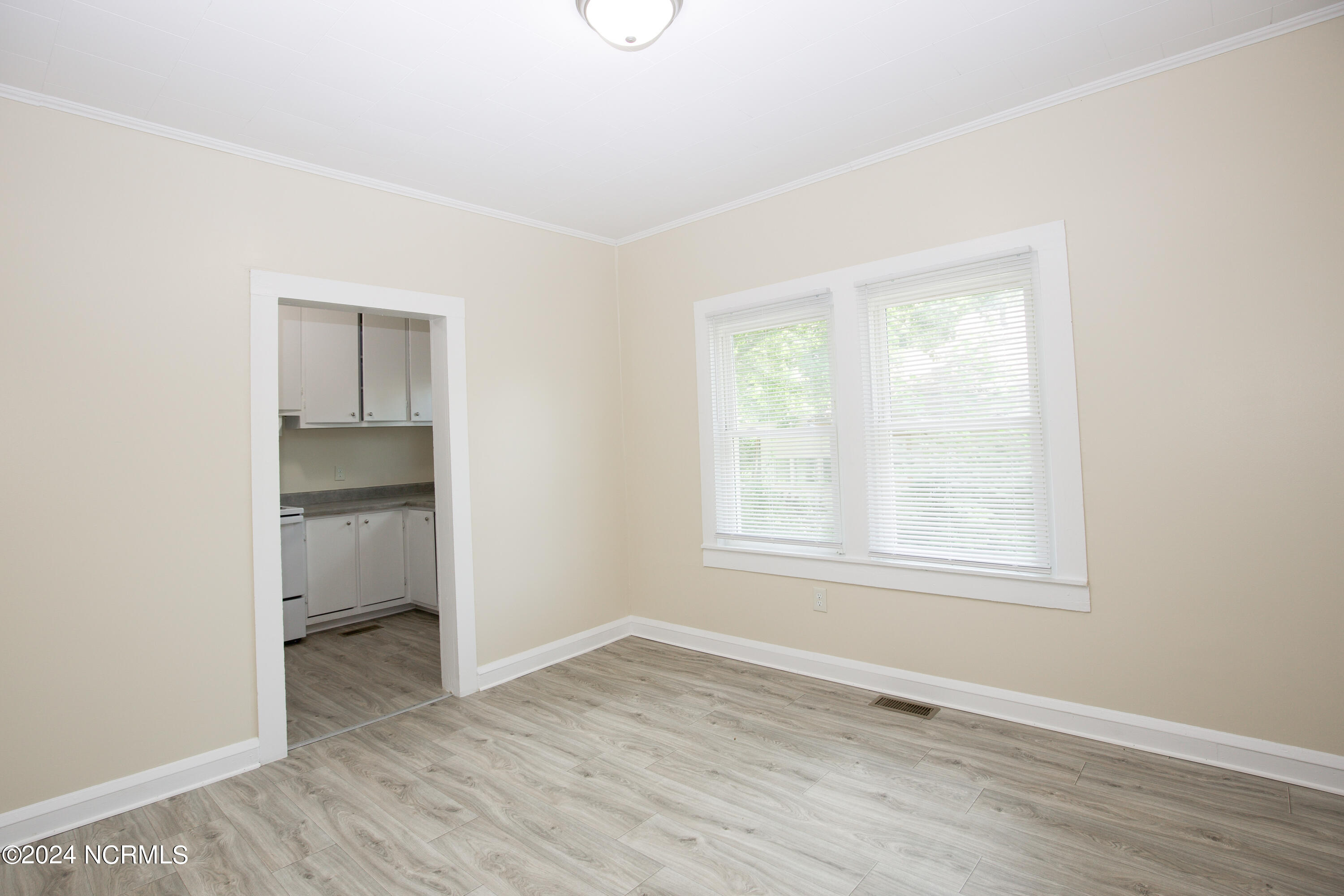 208 Robinson Street Property Photo 28