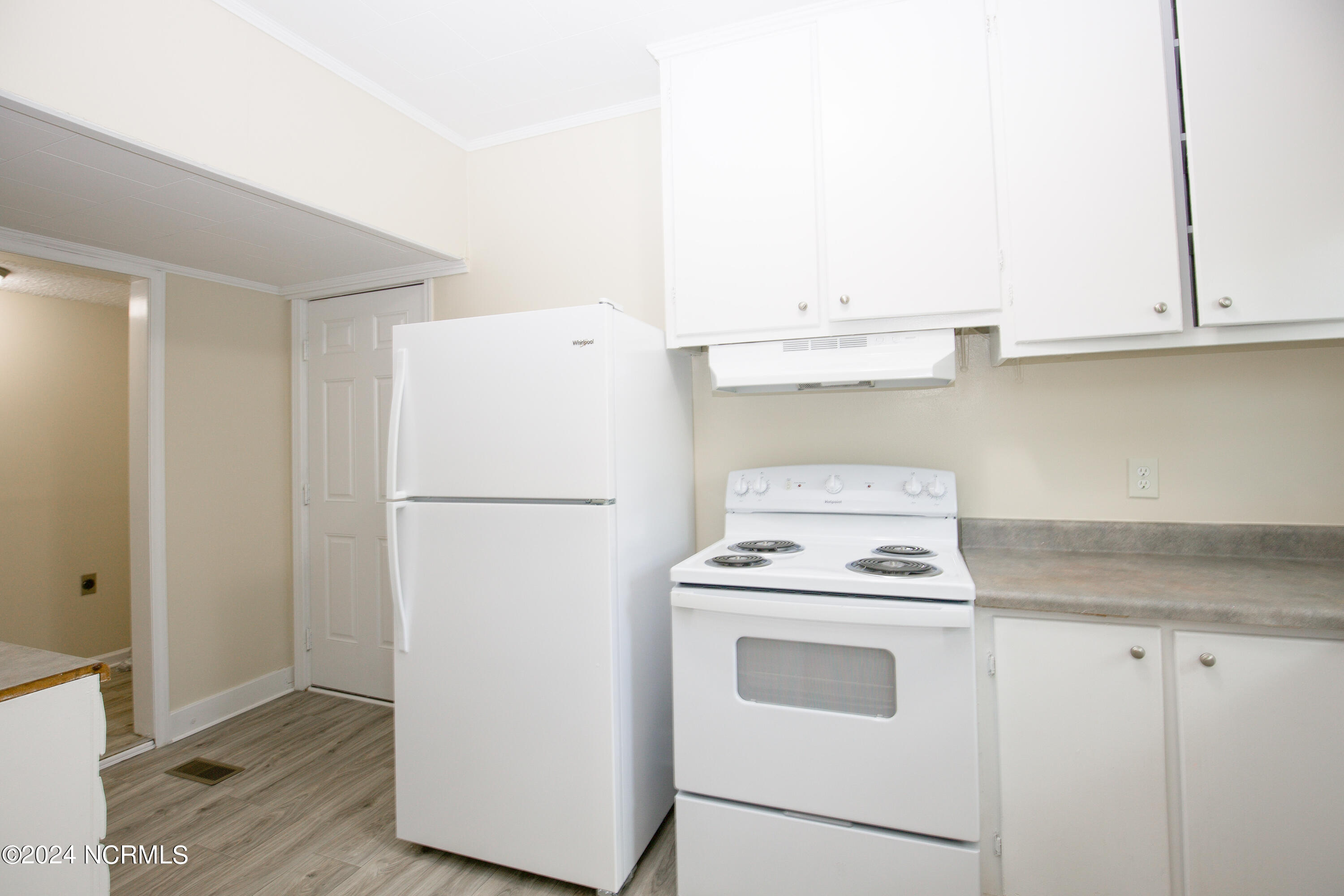 208 Robinson Street Property Photo 34