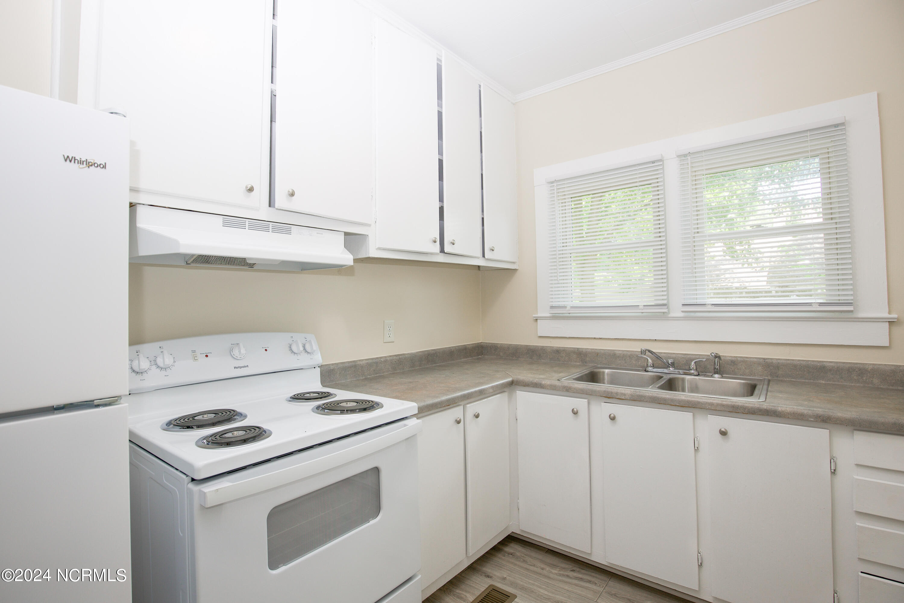 208 Robinson Street Property Photo 37