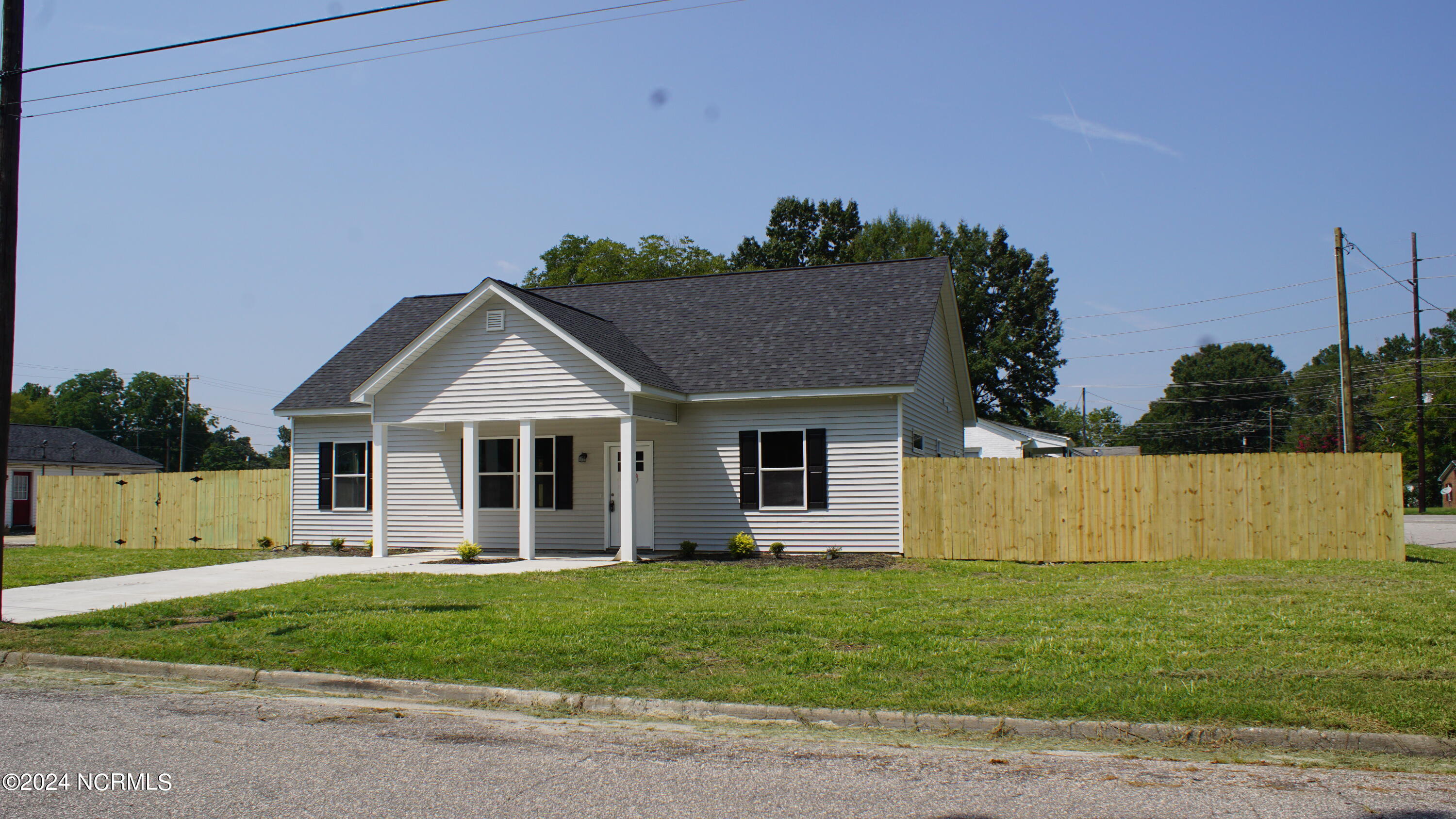 1012 E Highland Avenue Property Photo 1