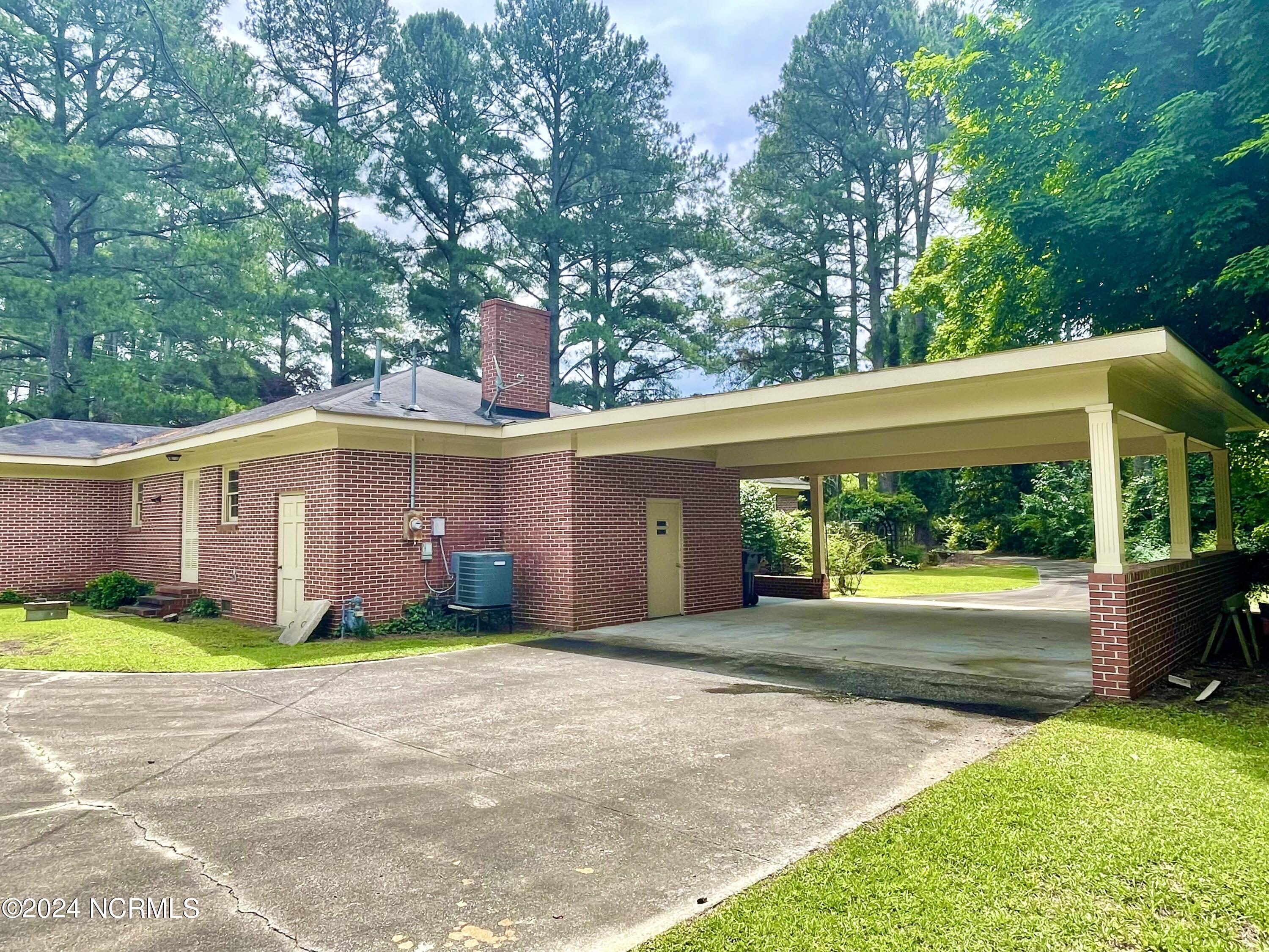 711 N East Street Property Photo 5