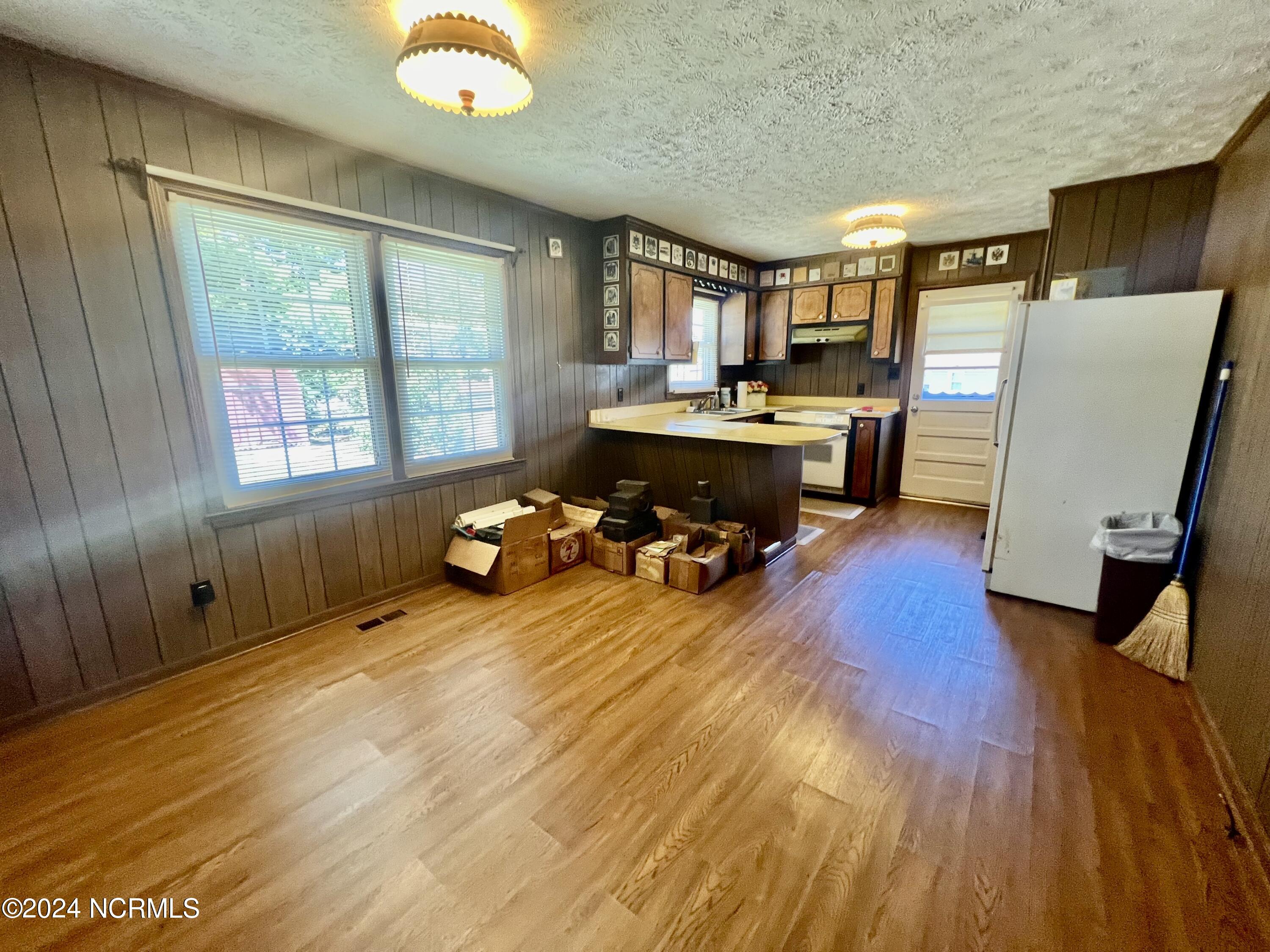 933 Montclair Avenue Property Photo 4