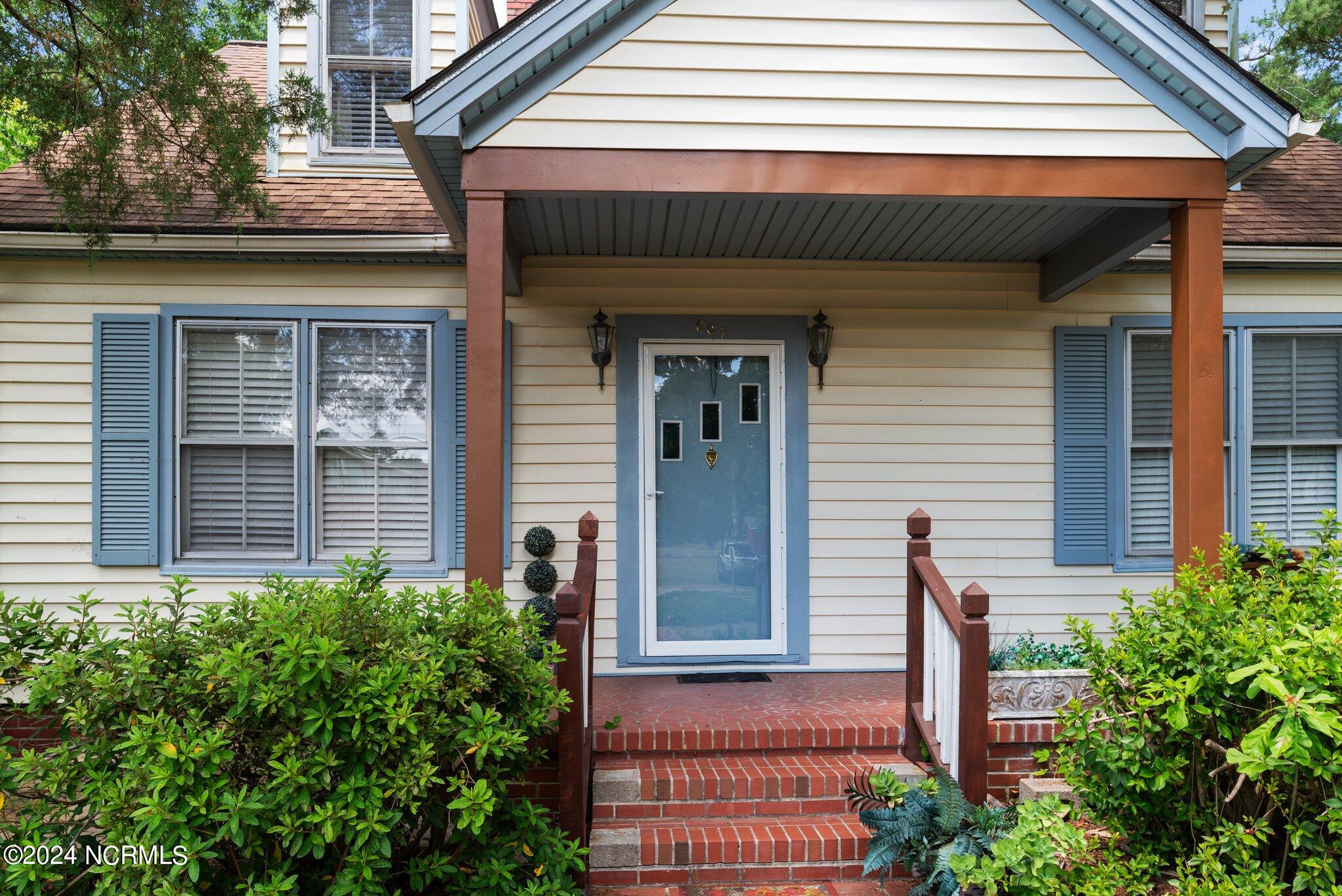 607 N Smithwick Street Property Photo 2