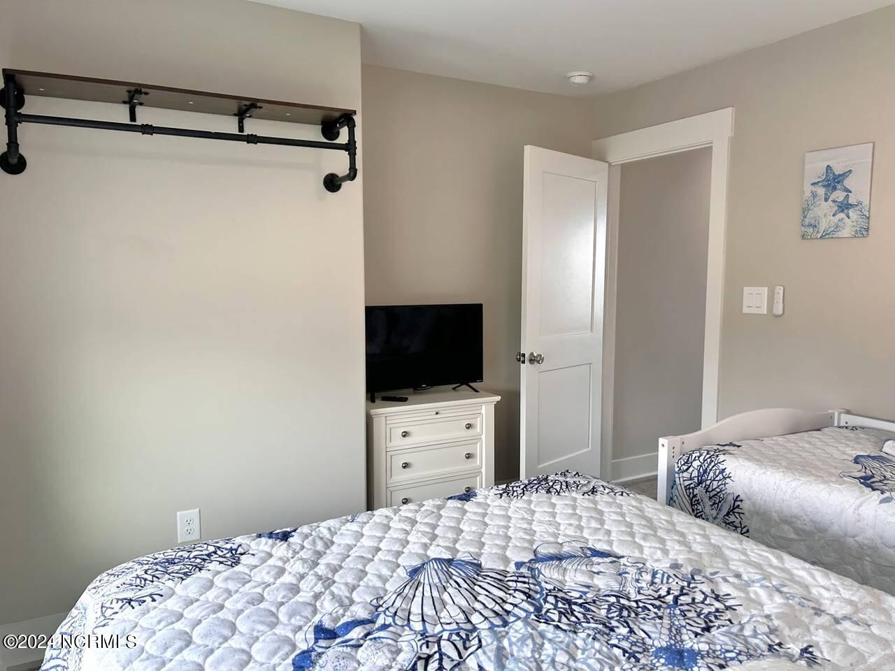 2913 E Beach Drive Property Photo 45