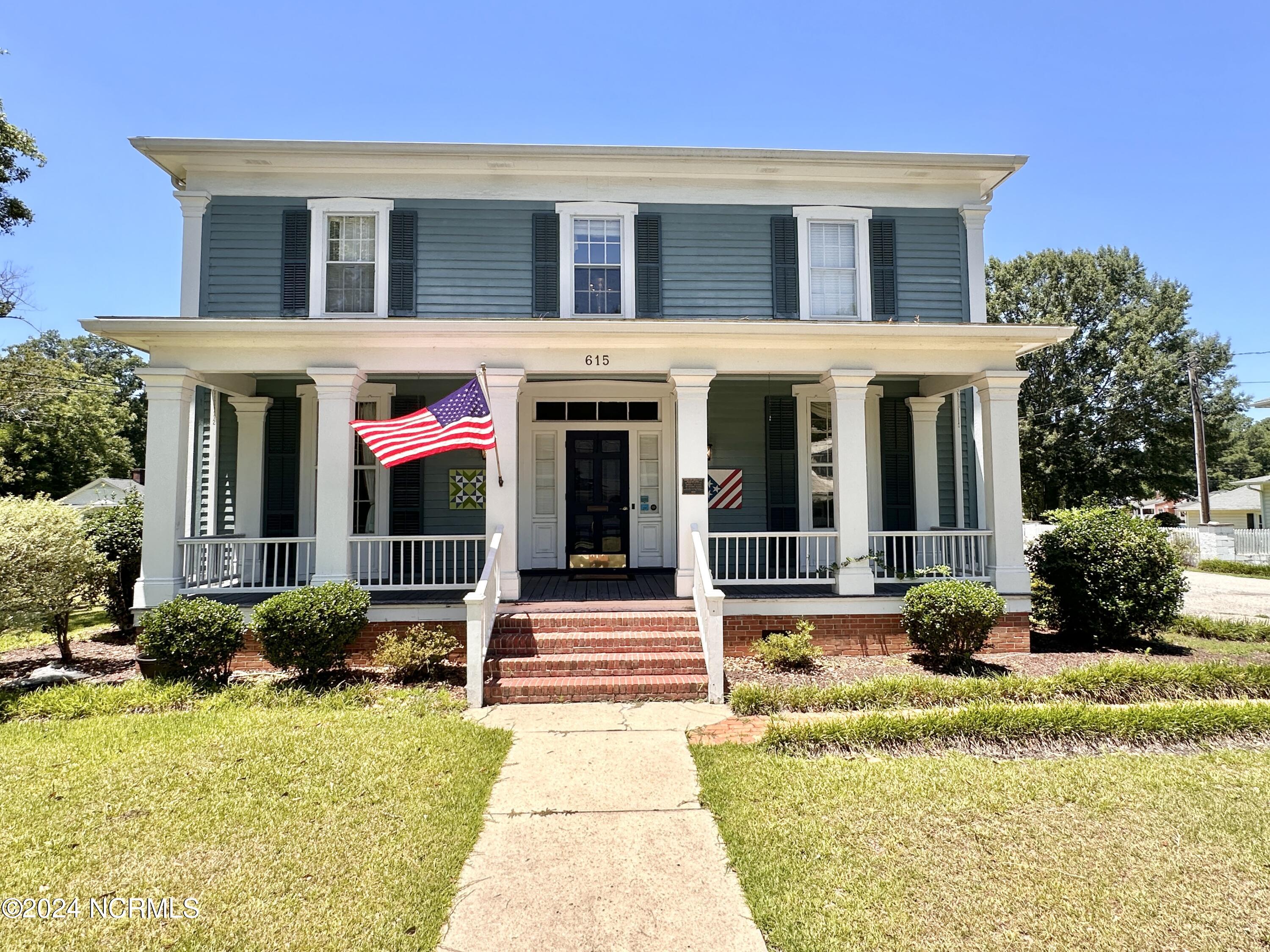 615 College Street Property Photo 1