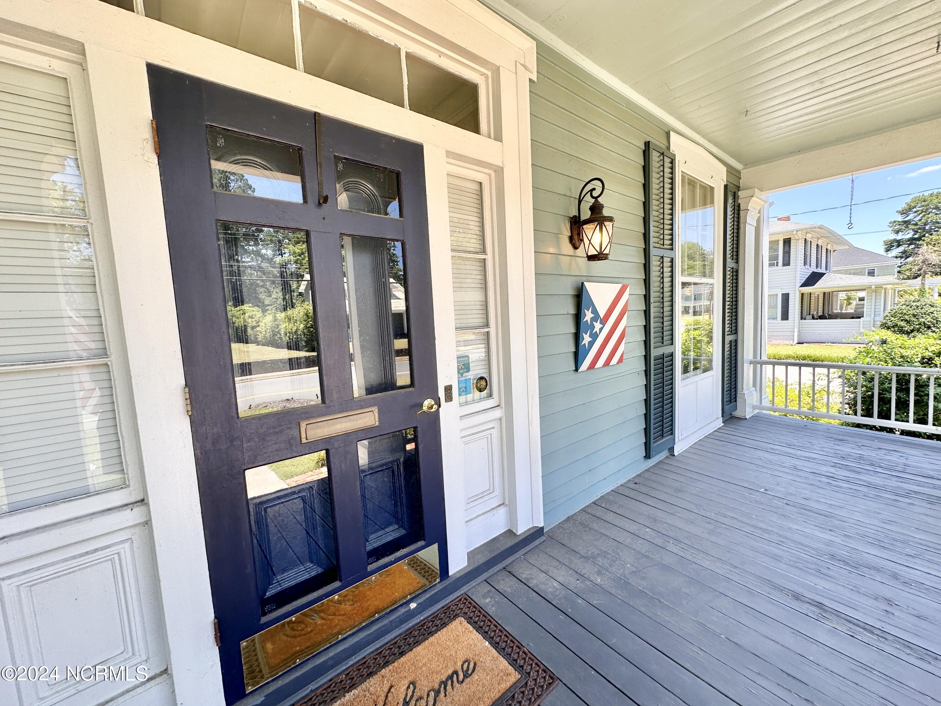 615 College Street Property Photo 8