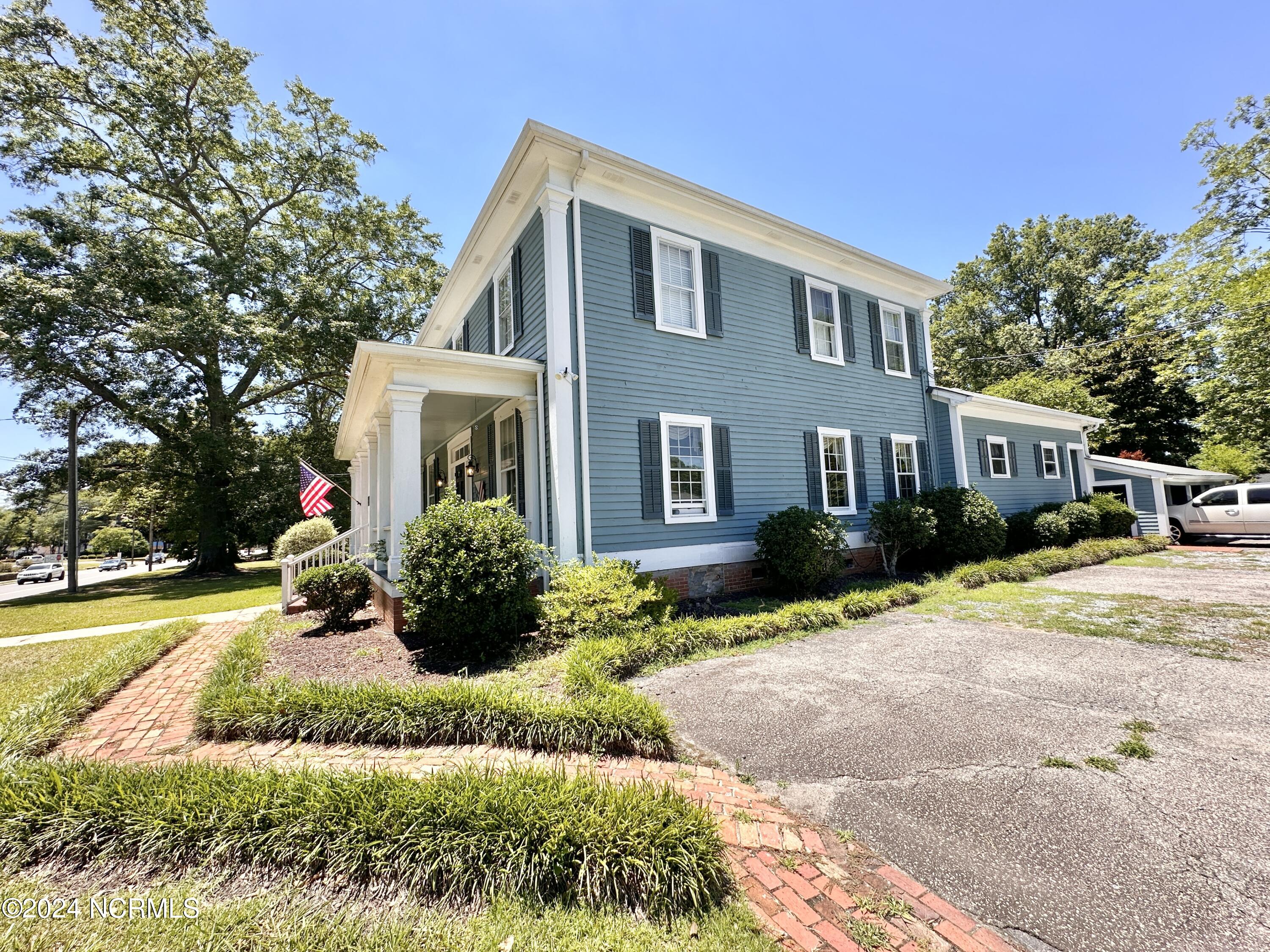 615 College Street Property Photo 10