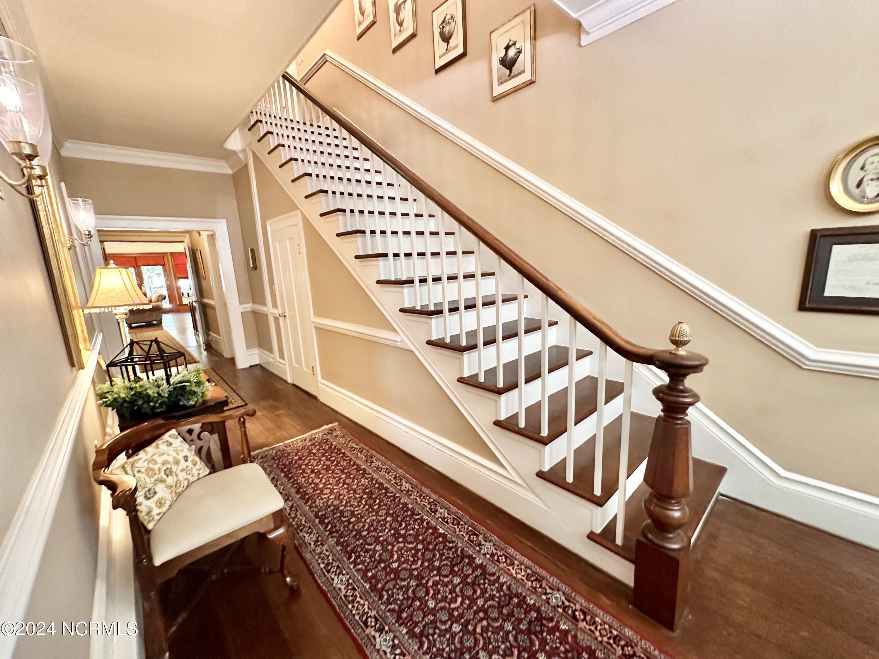 615 College Street Property Photo 14