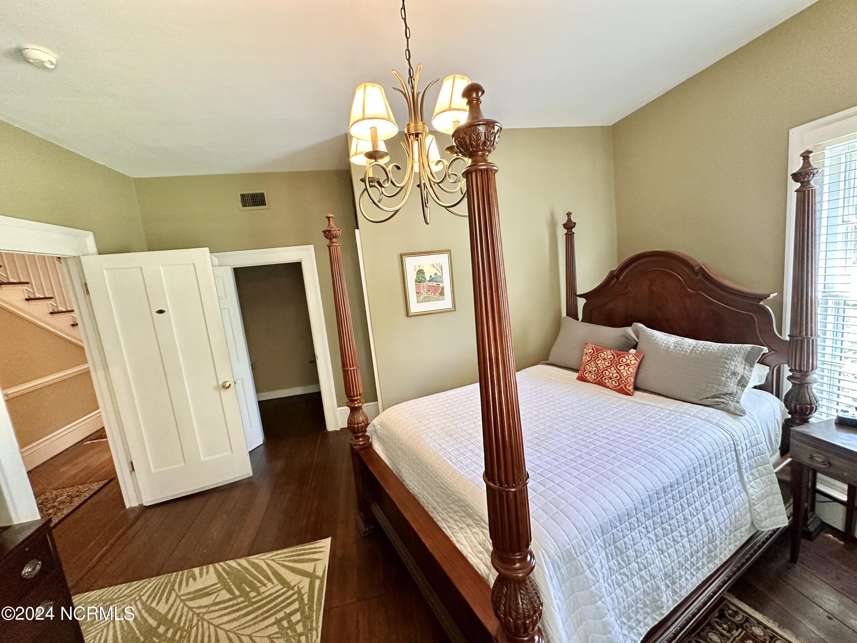 615 College Street Property Photo 20