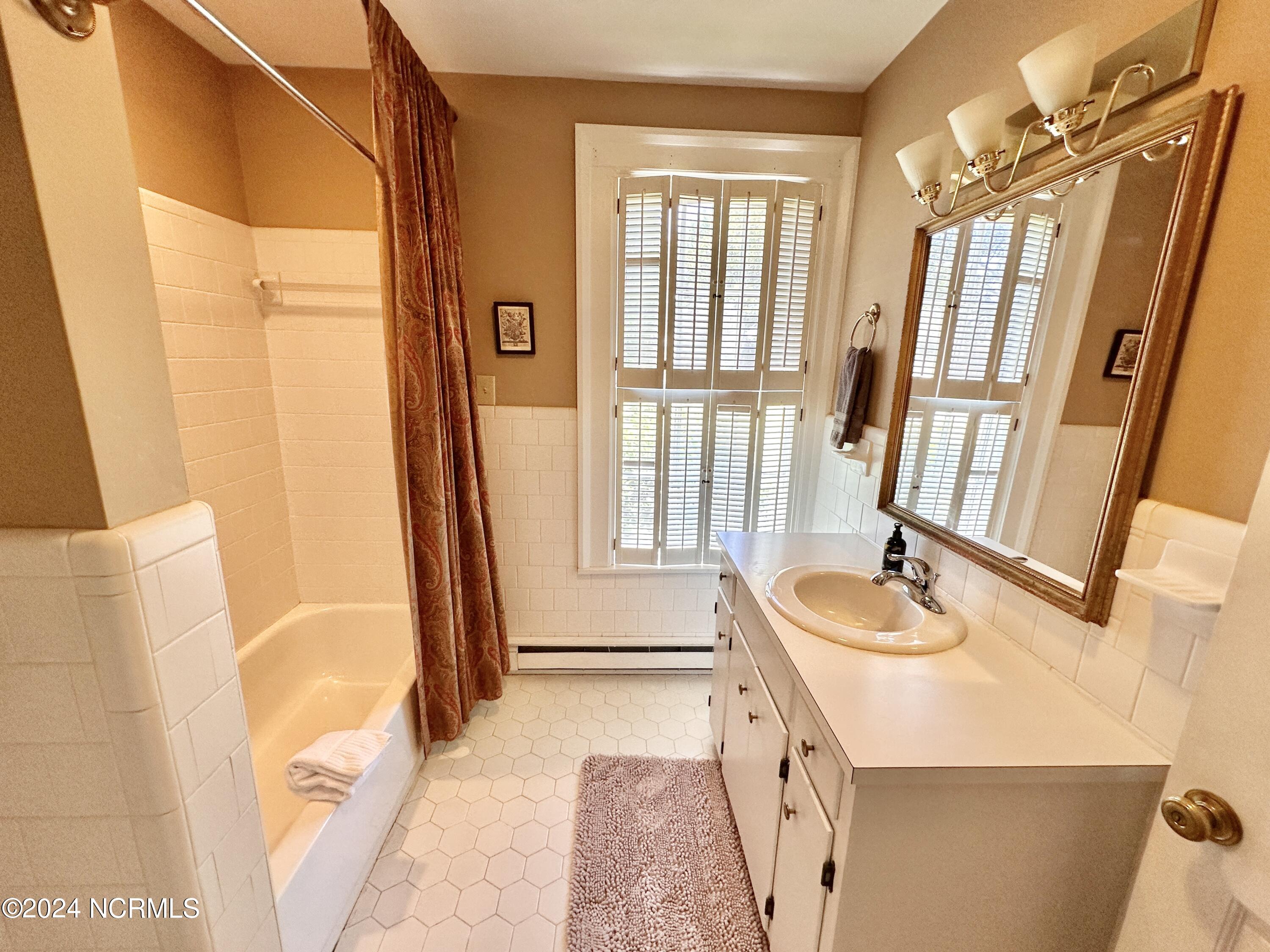 615 College Street Property Photo 23