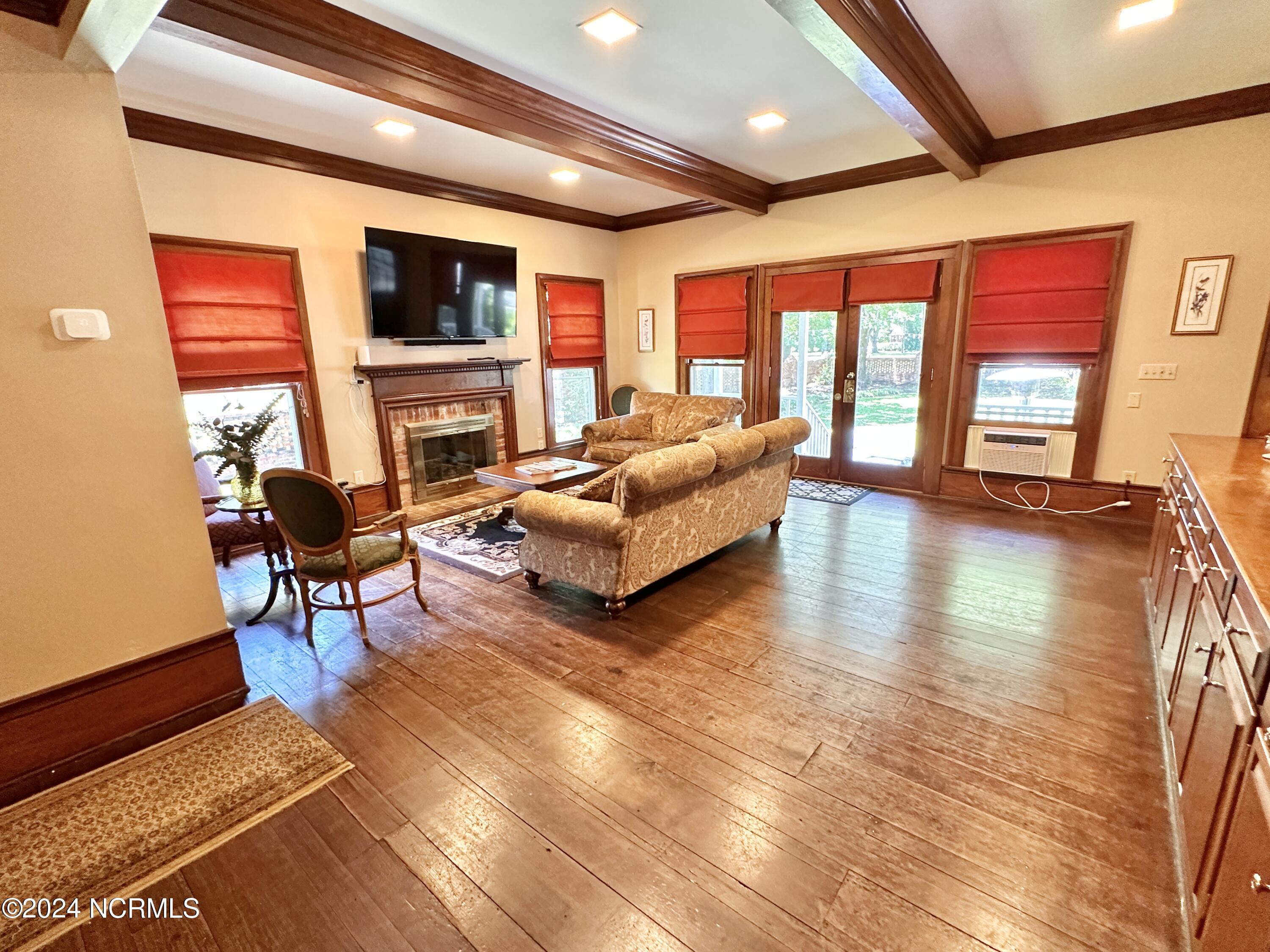 615 College Street Property Photo 28