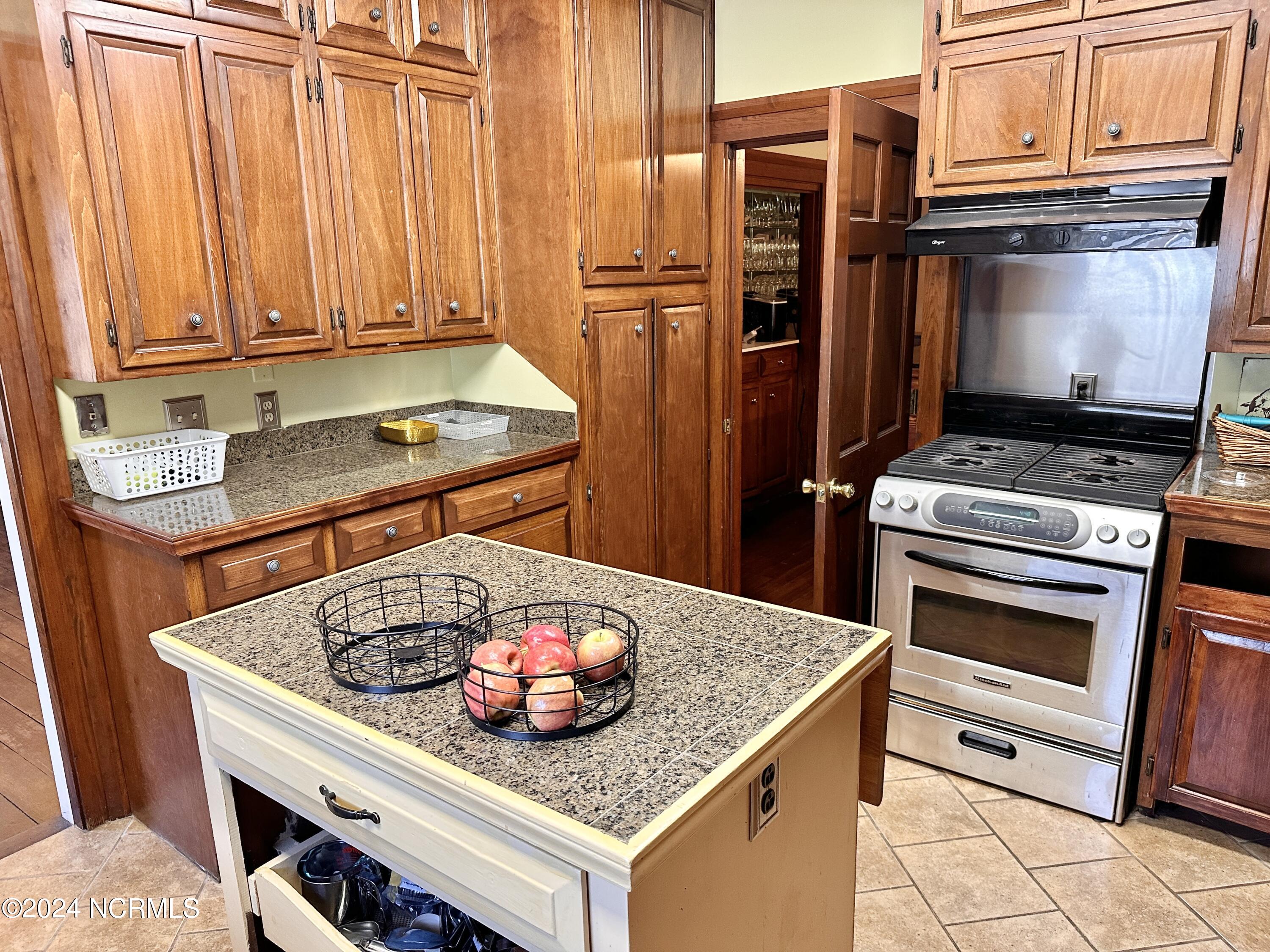 615 College Street Property Photo 37