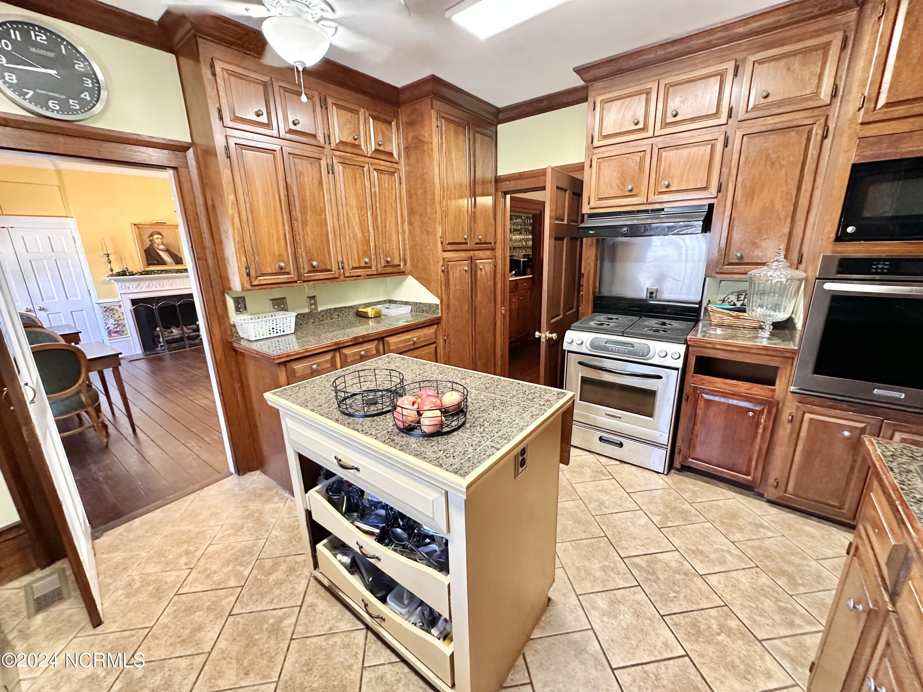 615 College Street Property Photo 38