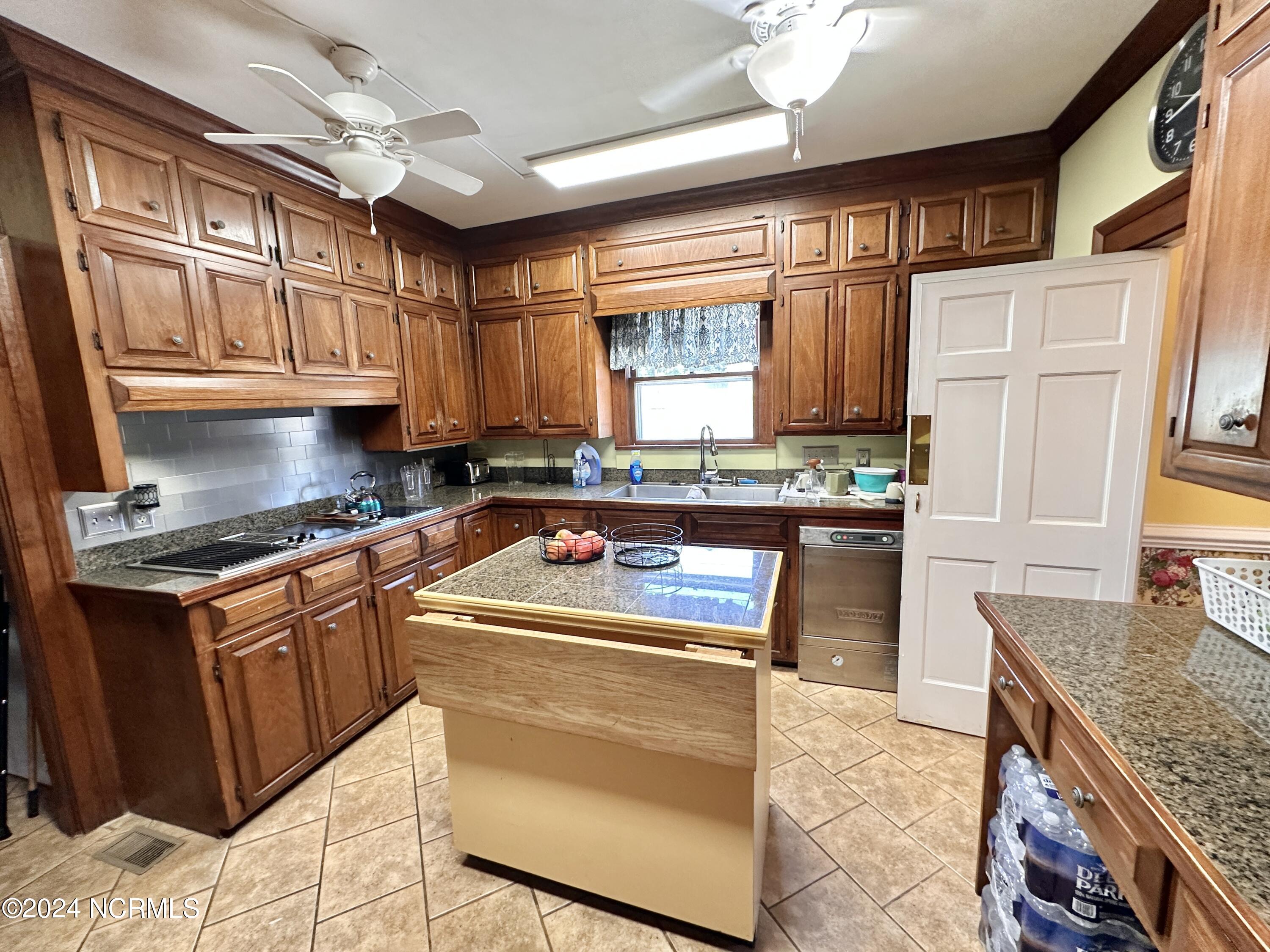 615 College Street Property Photo 39