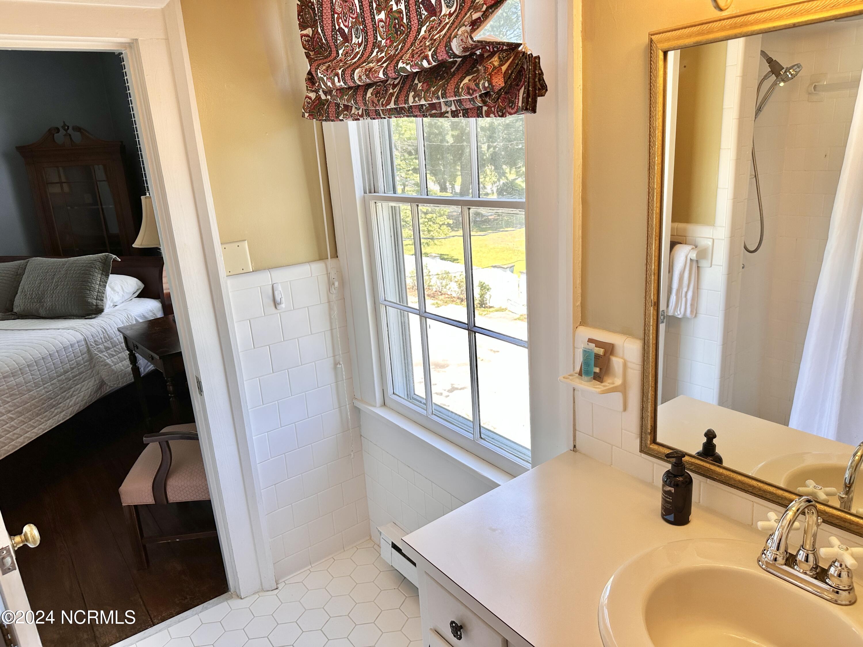615 College Street Property Photo 53