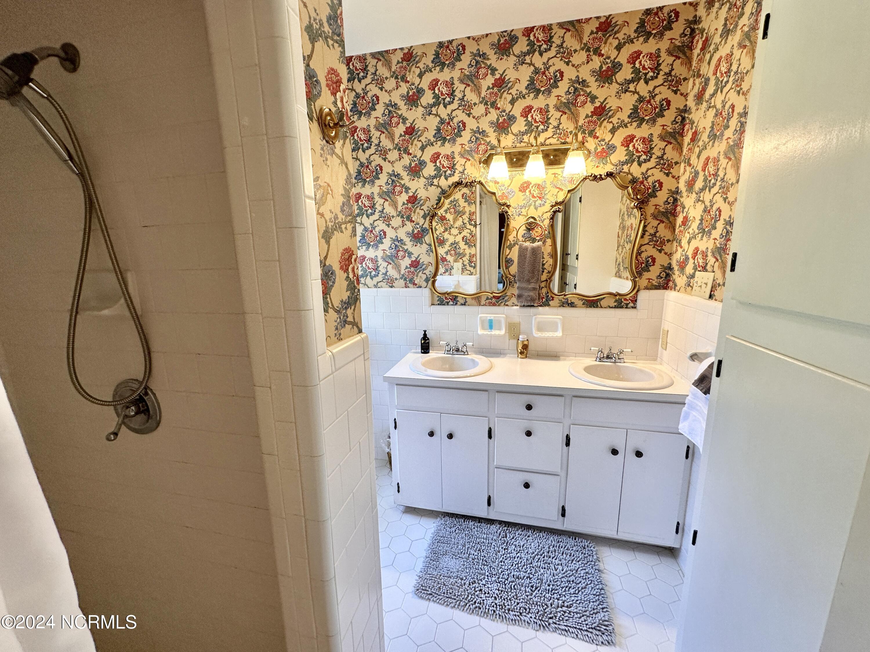 615 College Street Property Photo 68