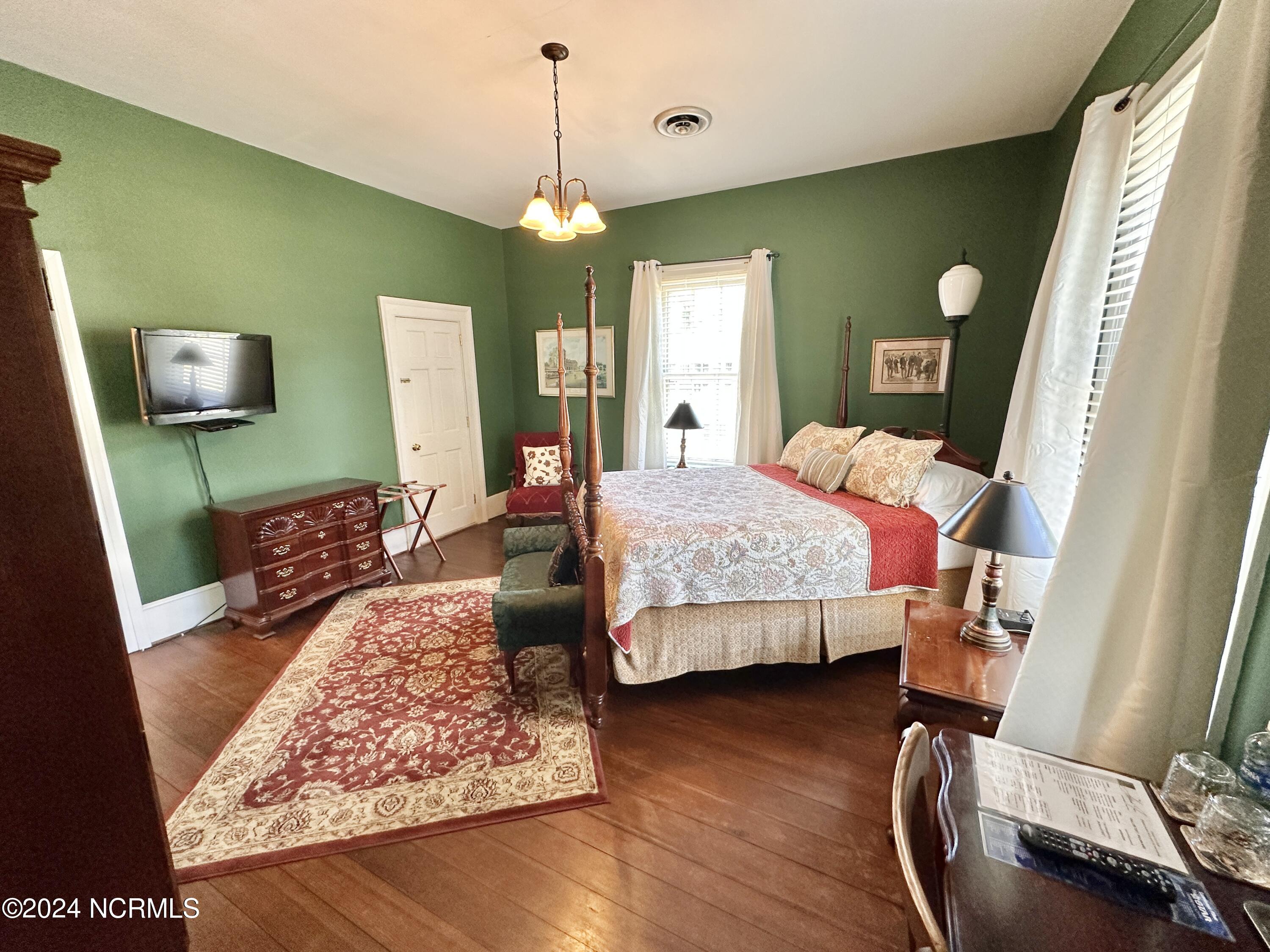 615 College Street Property Photo 73
