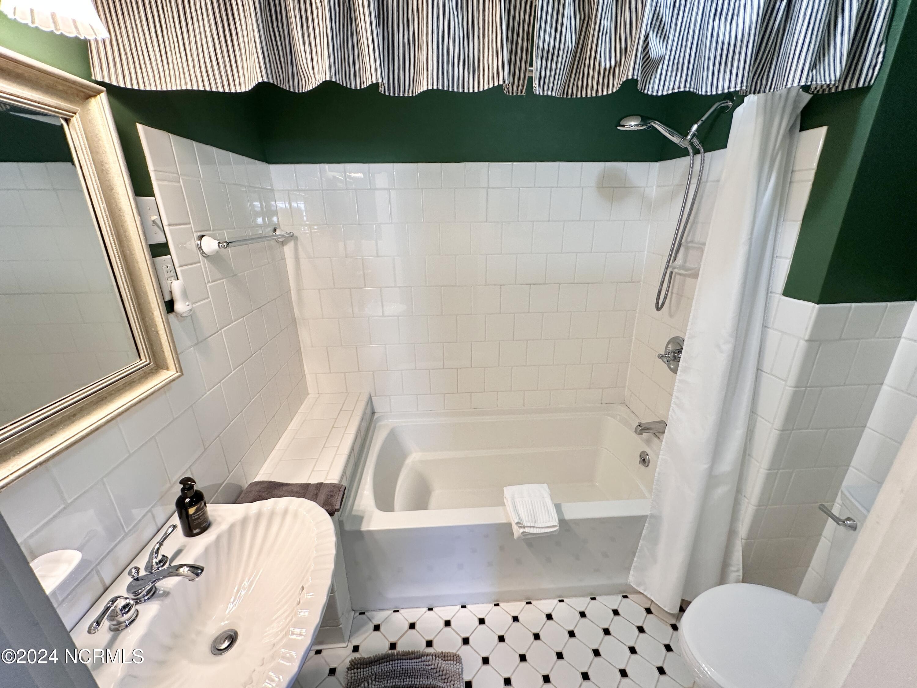 615 College Street Property Photo 75