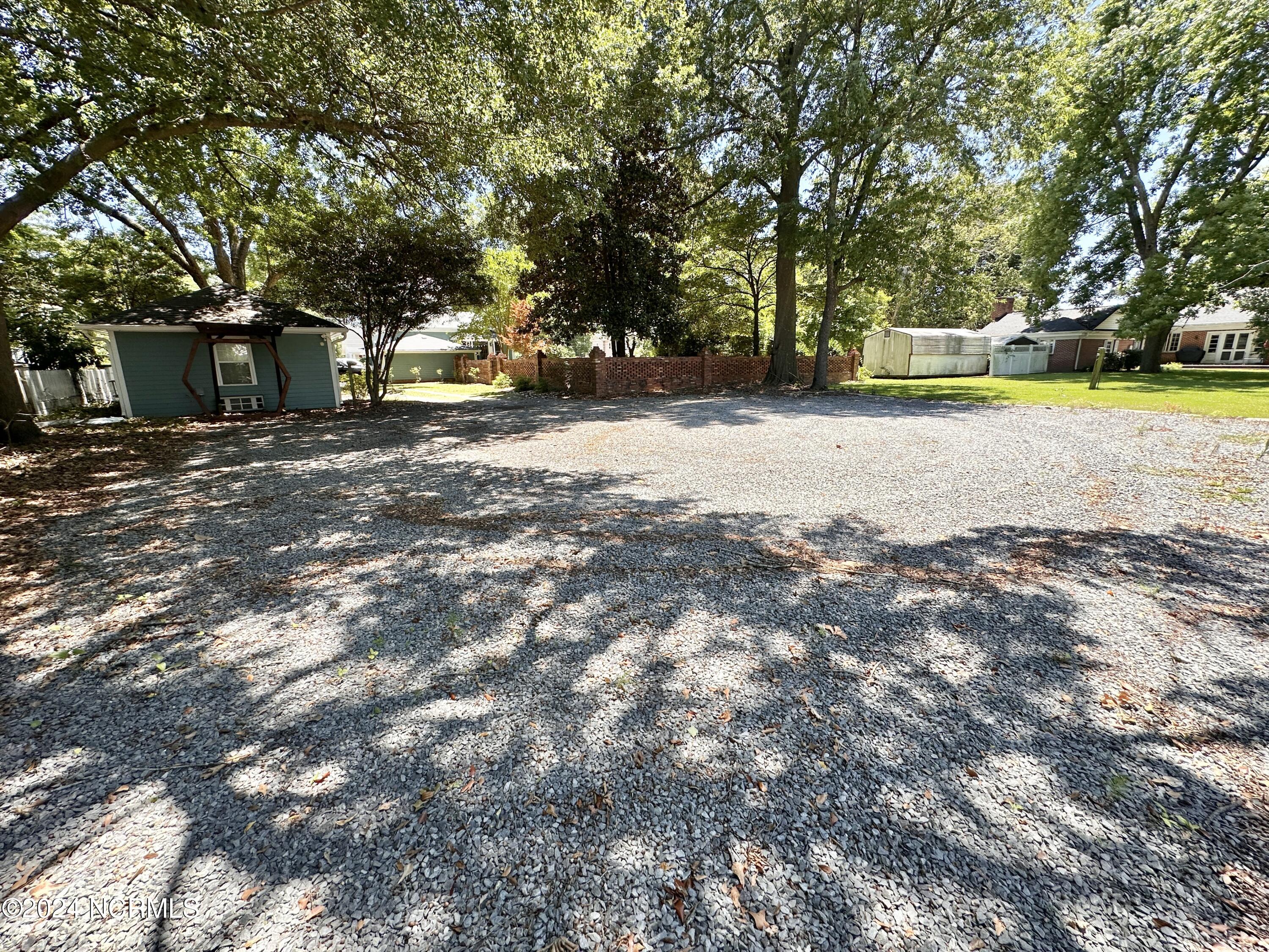615 College Street Property Photo 88