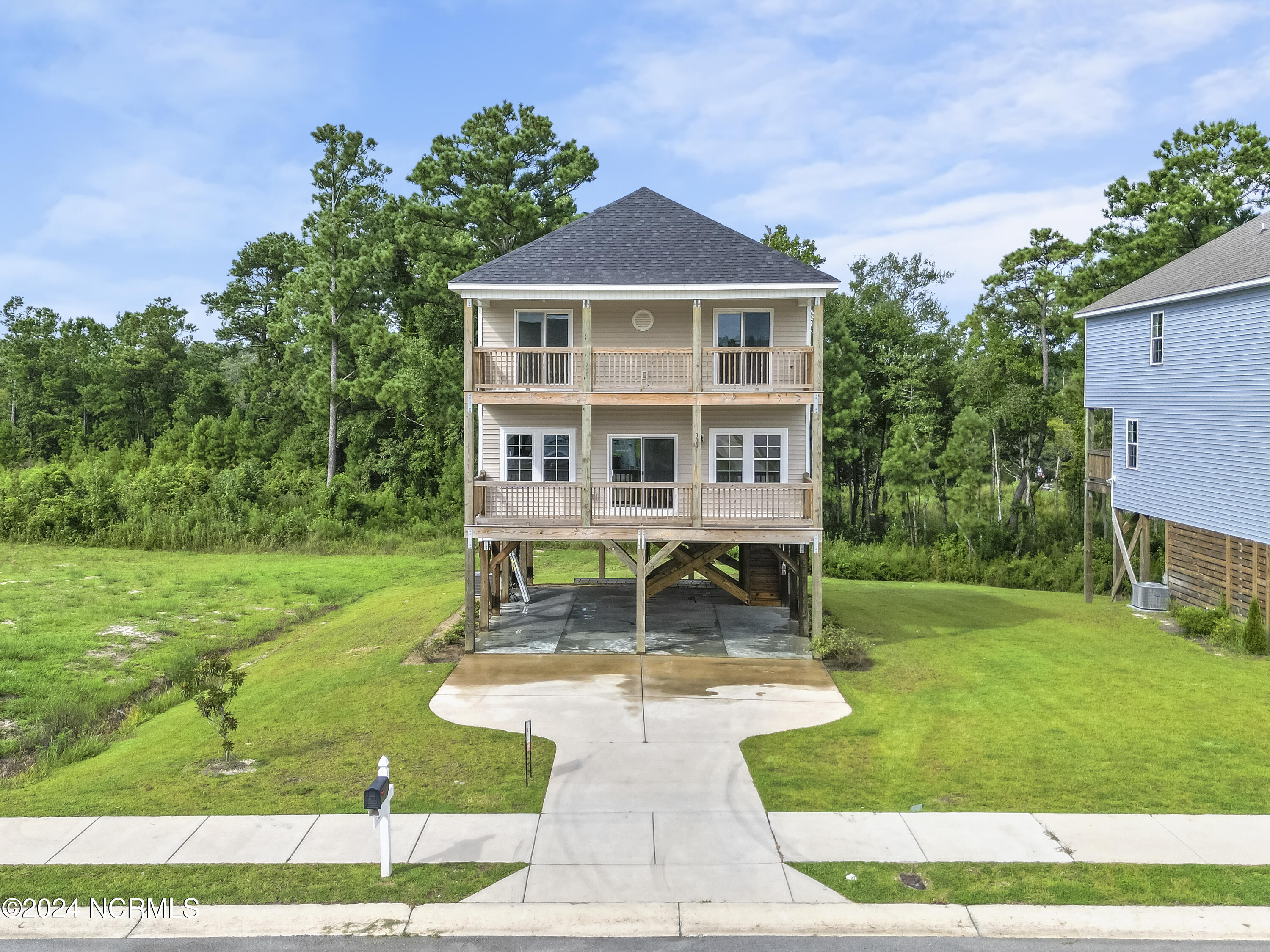 300 Broadleaf Drive Property Photo 1
