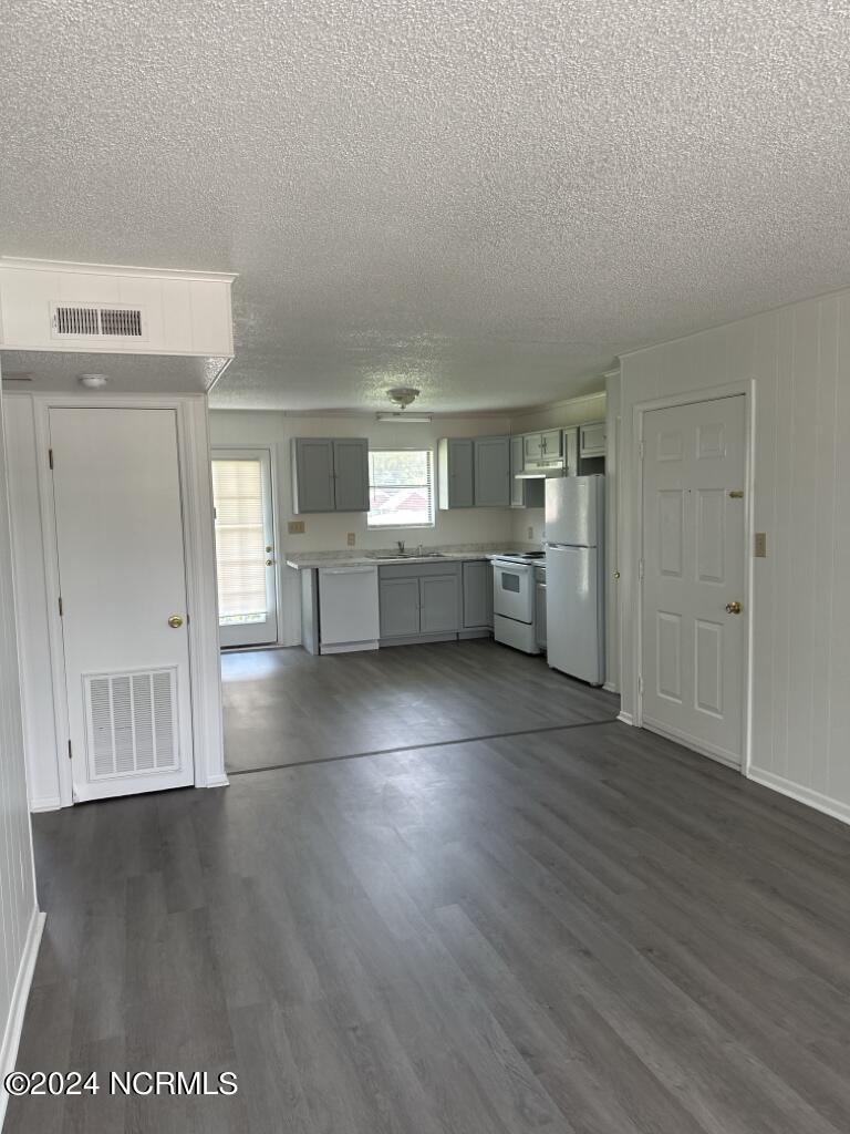 208 Zack Circle B Property Photo 4