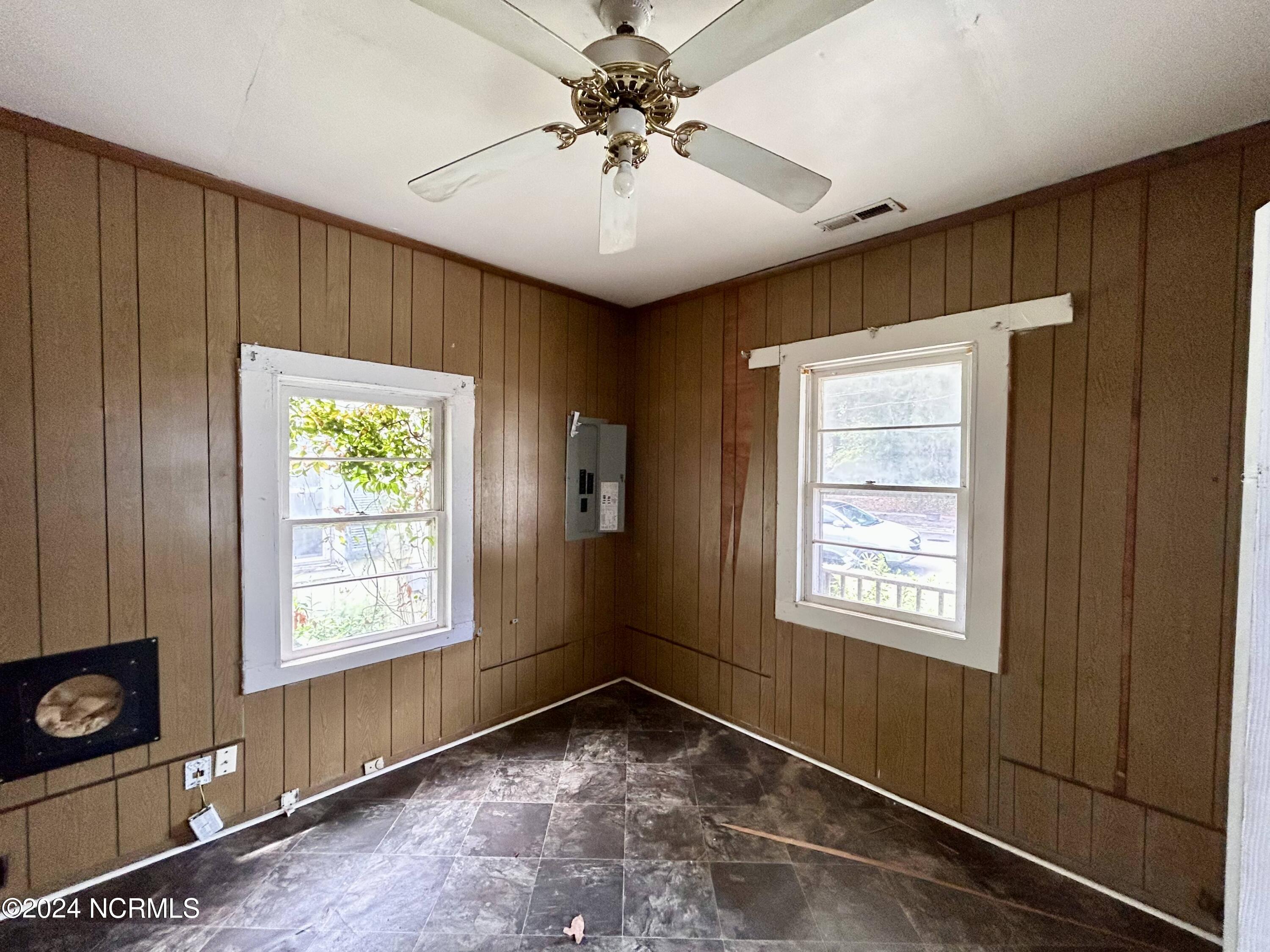 1005 Queen Street Property Photo 10
