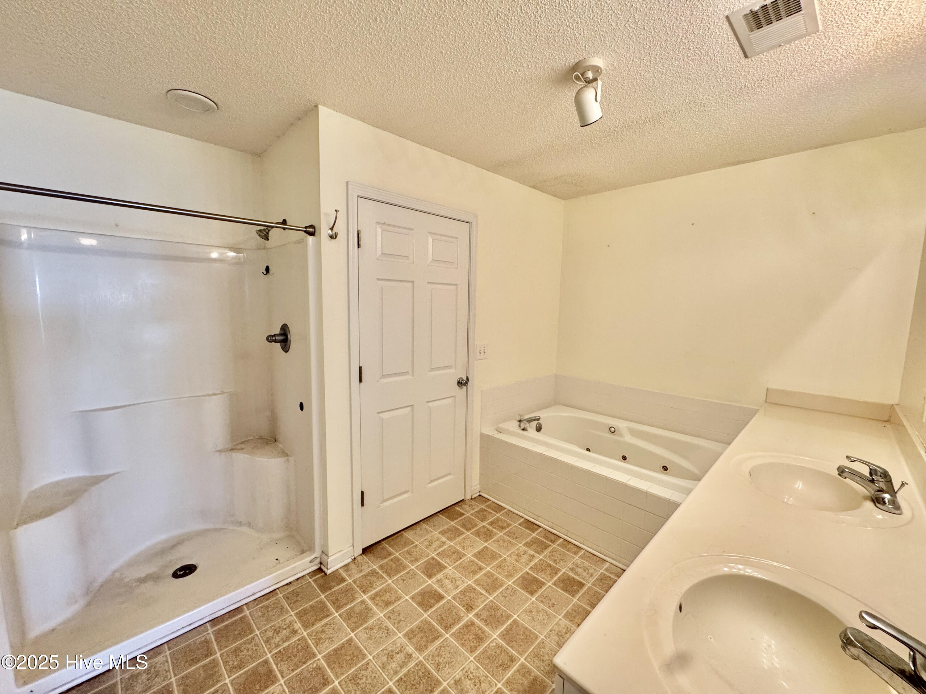 4140 Breezewood Drive 103 Property Photo 10