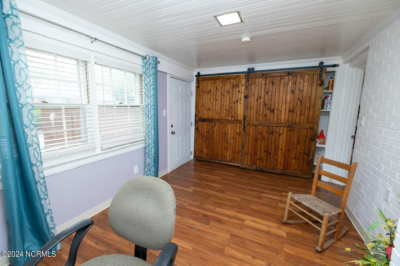1048 E Rock Spring Road Property Photo 11