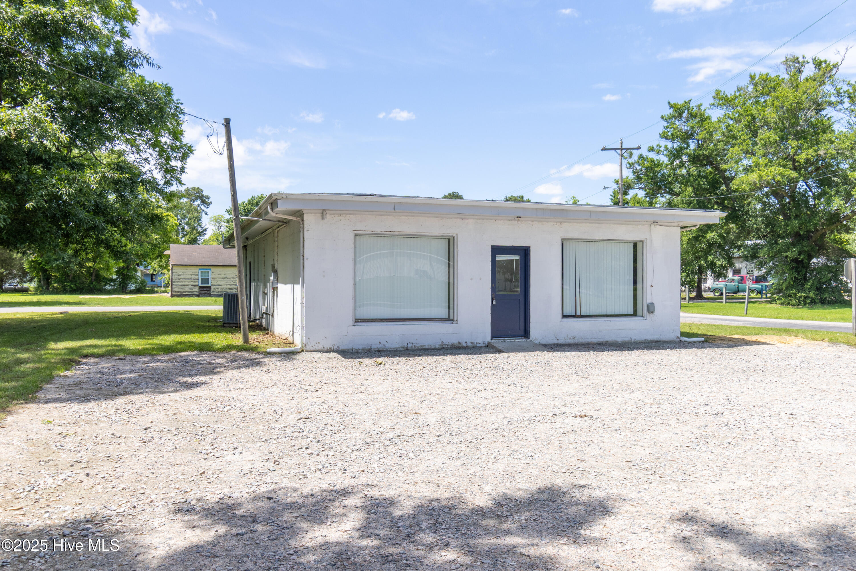 1111 N Oakum Street Property Photo 1