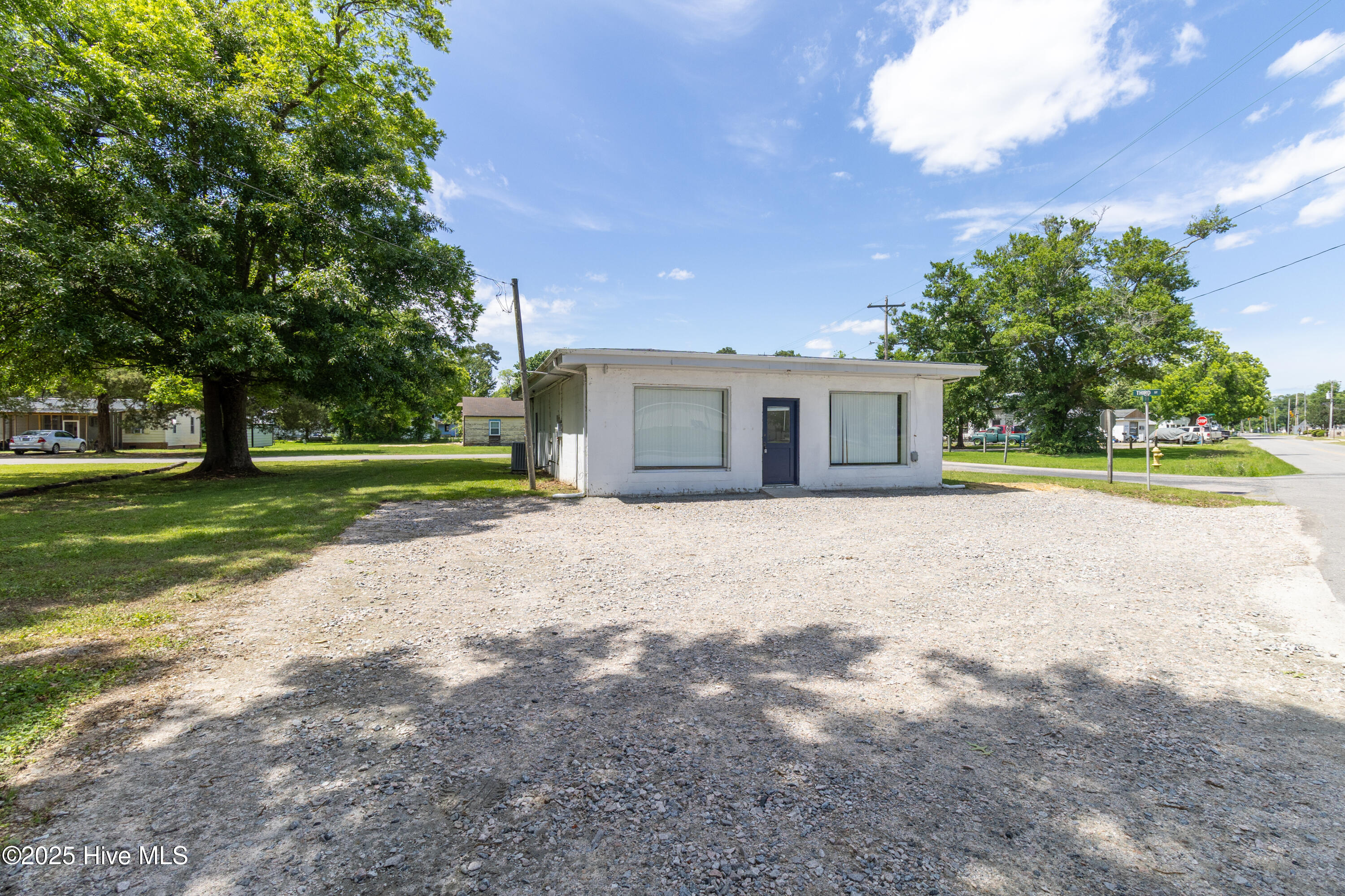 1111 N Oakum Street Property Photo 2