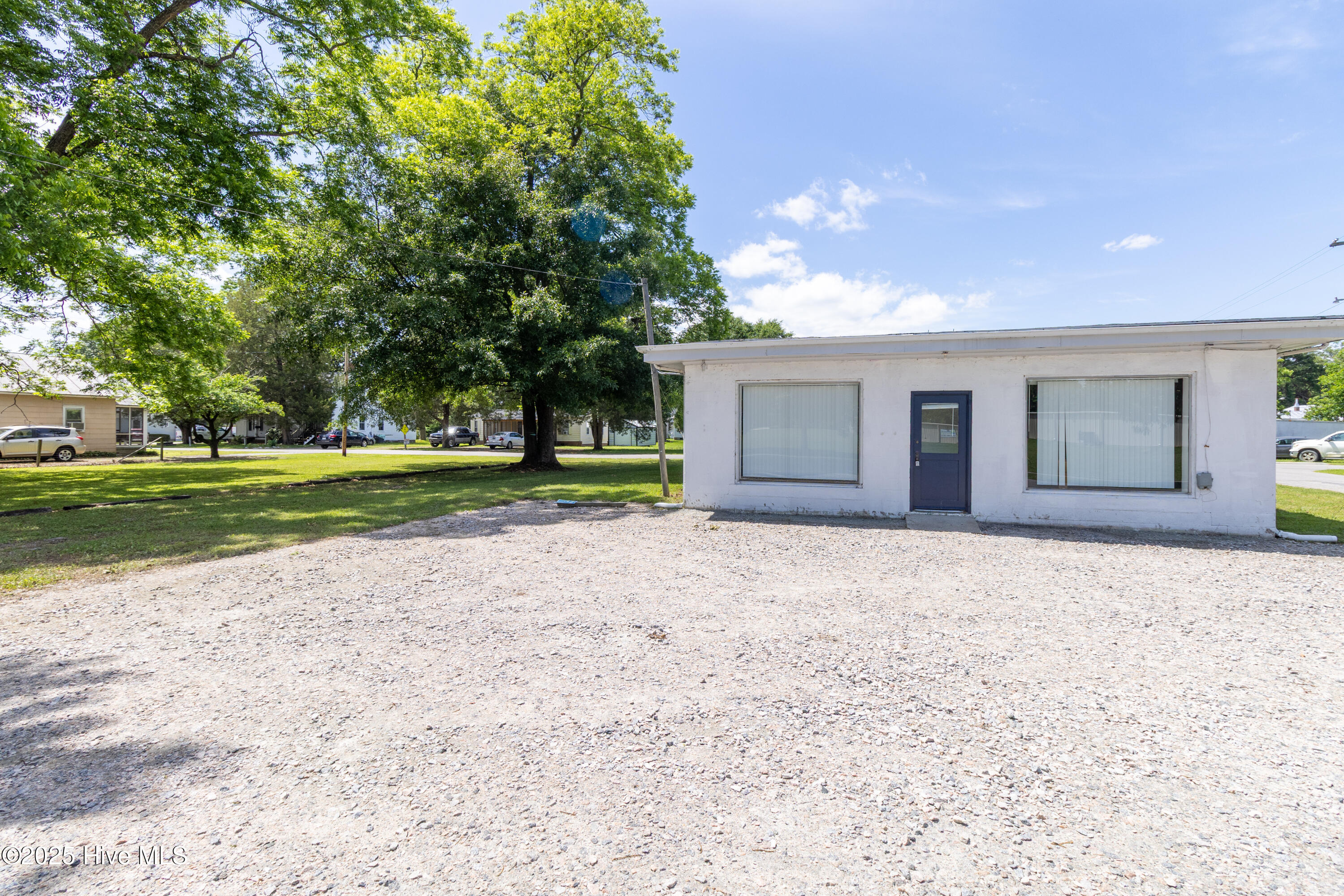 1111 N Oakum Street Property Photo 3