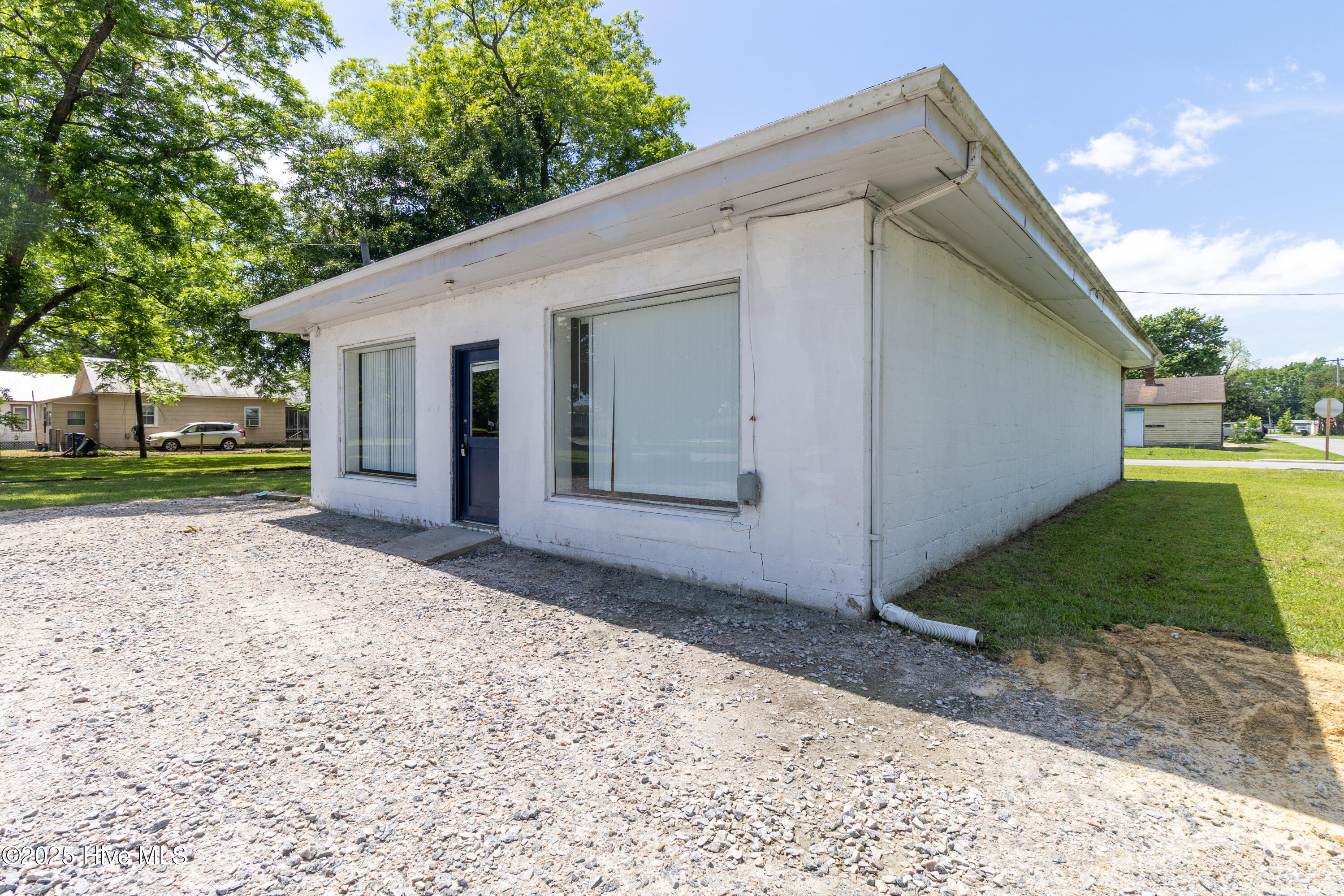 1111 N Oakum Street Property Photo 4