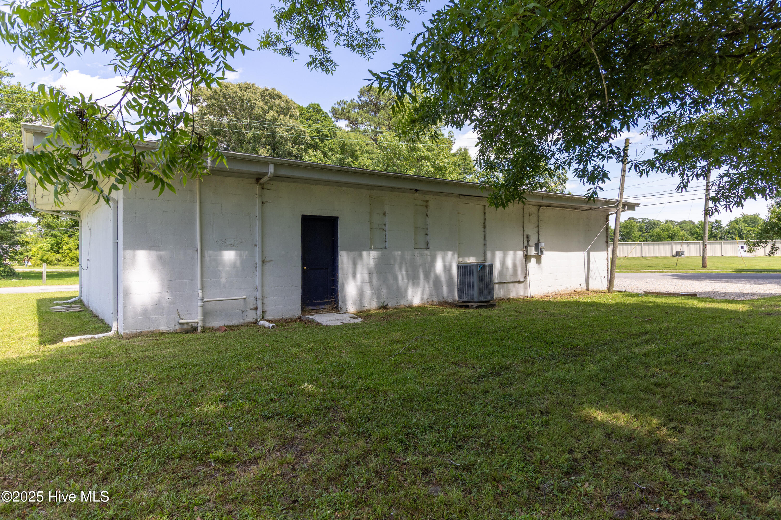 1111 N Oakum Street Property Photo 5