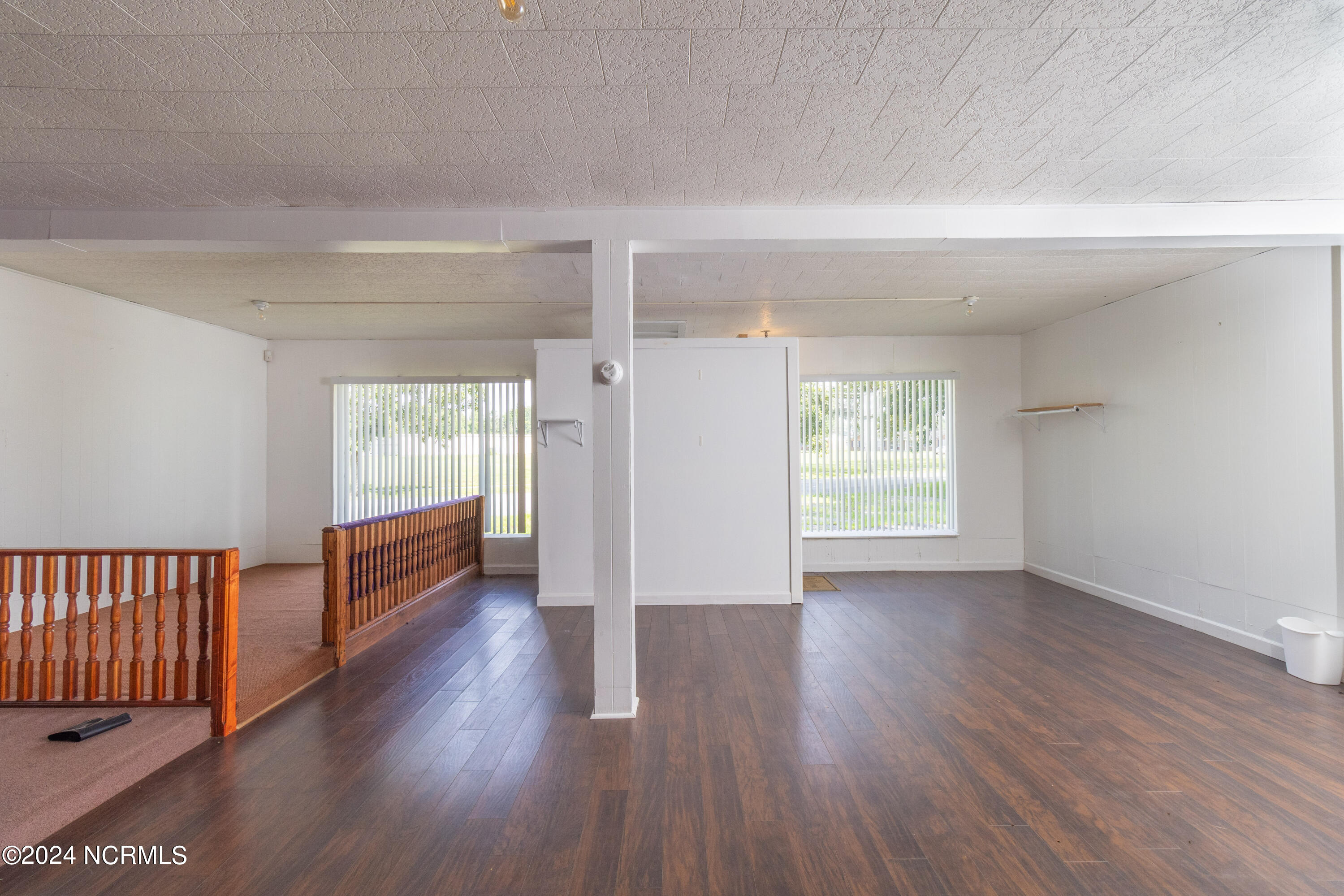 1111 N Oakum Street Property Photo 6