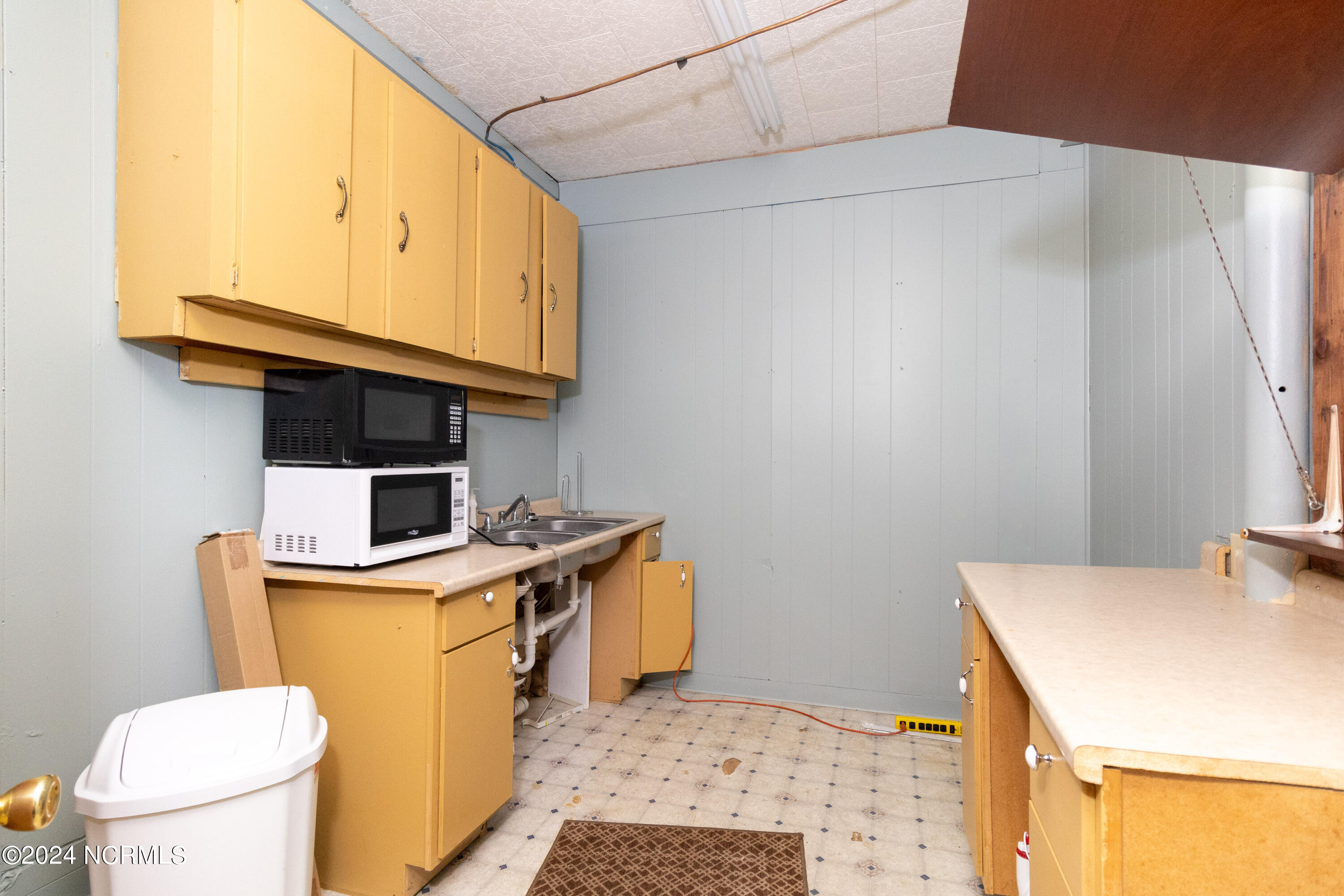 1111 N Oakum Street Property Photo 9