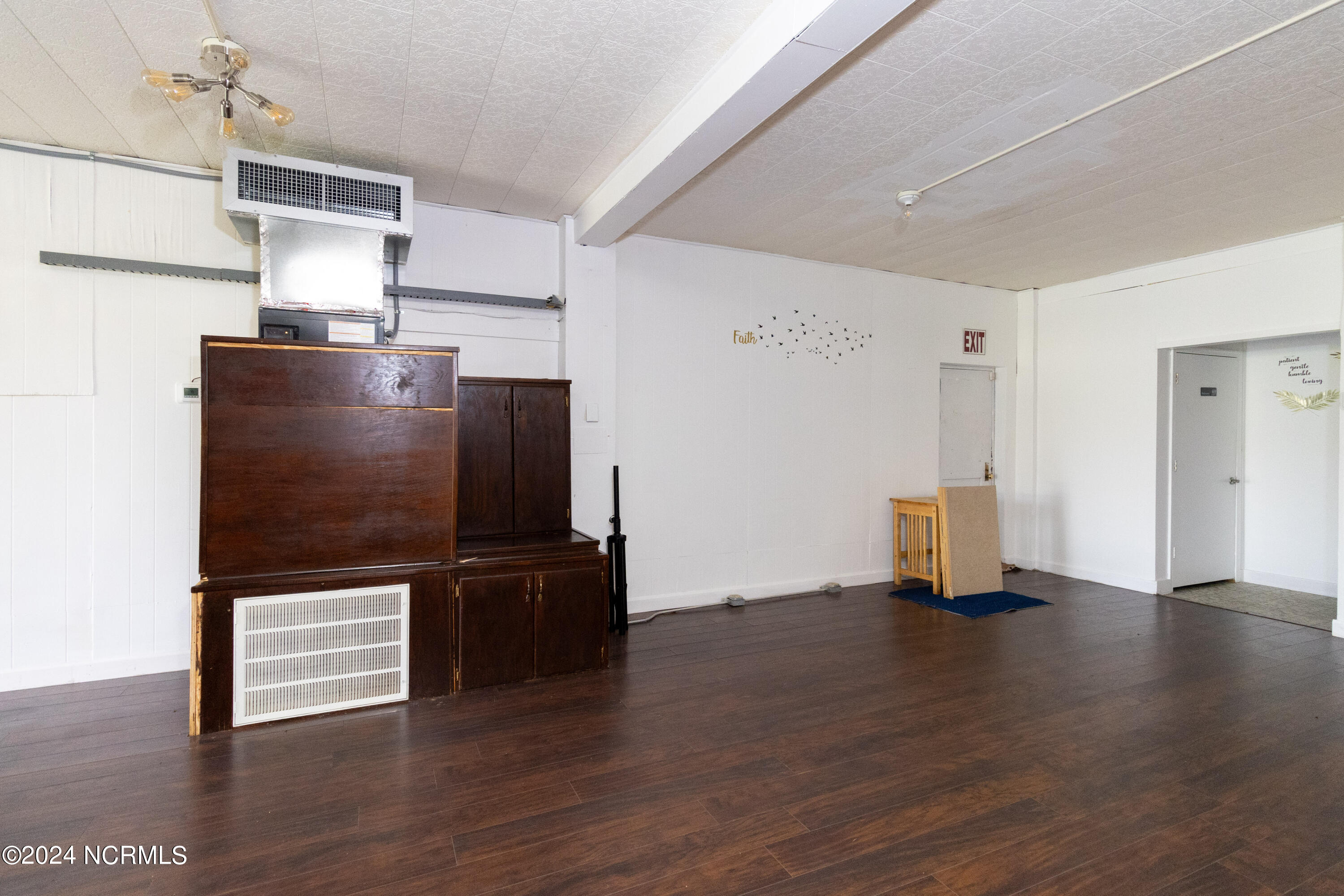 1111 N Oakum Street Property Photo 14