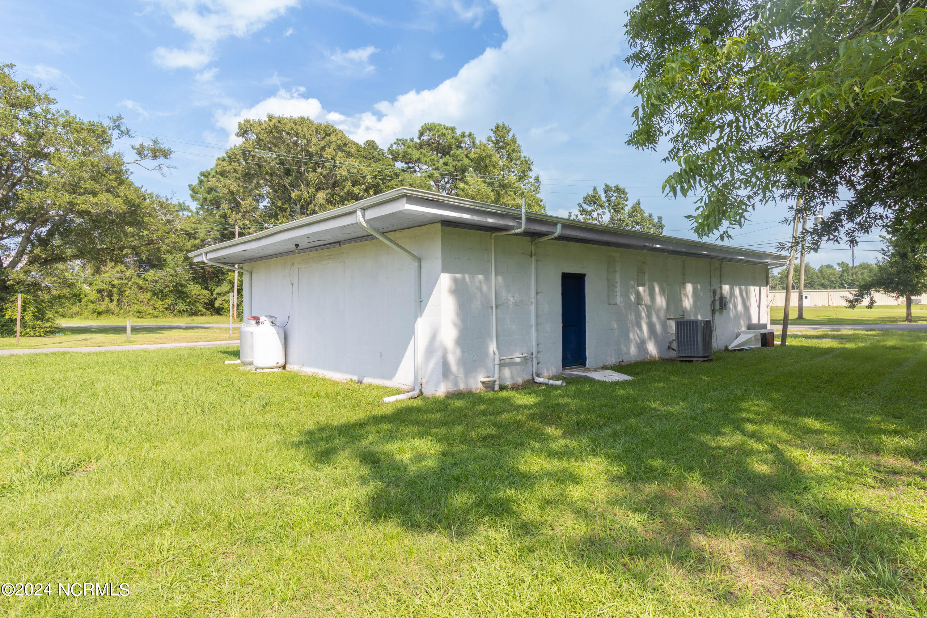 1111 N Oakum Street Property Photo 15