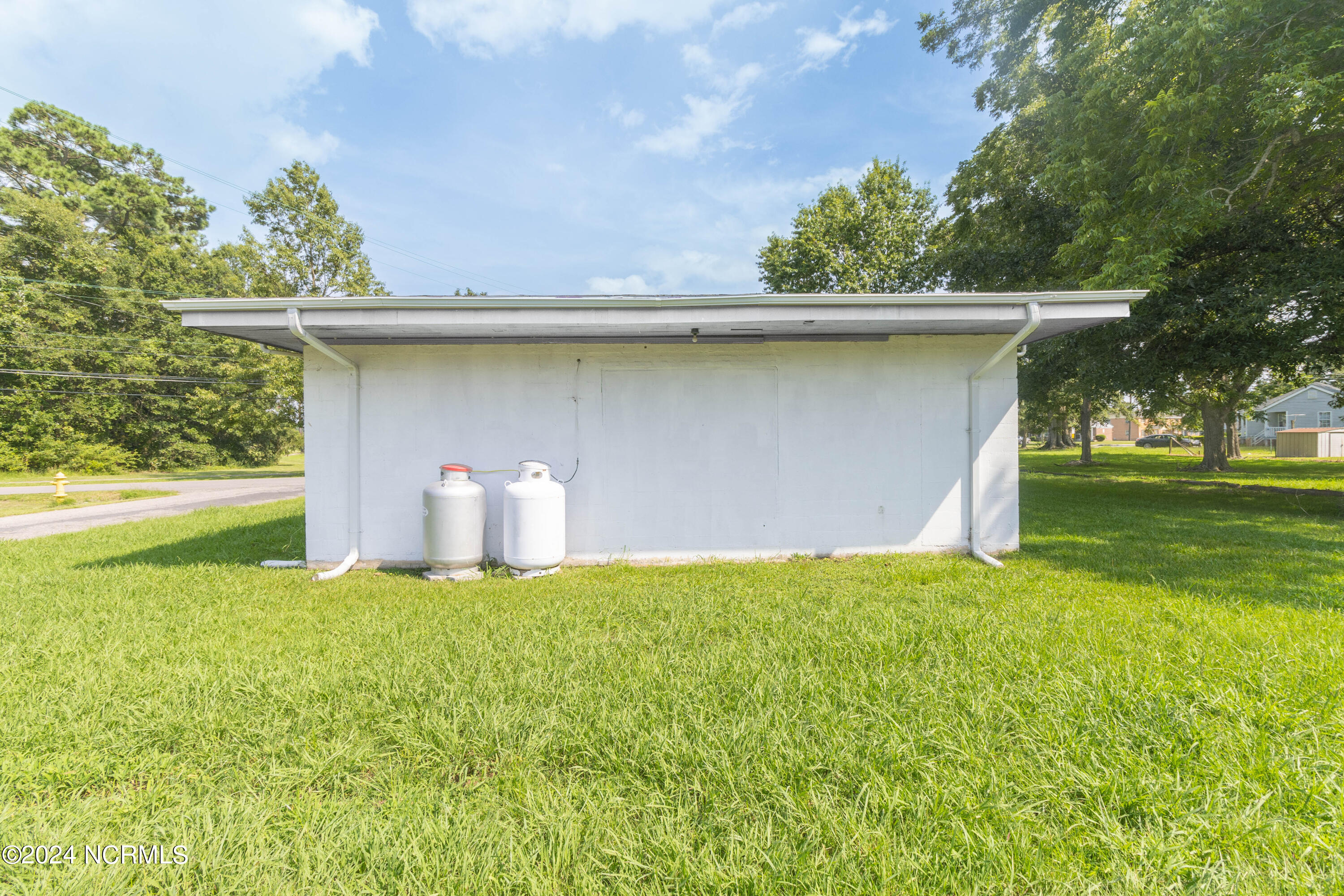 1111 N Oakum Street Property Photo 16