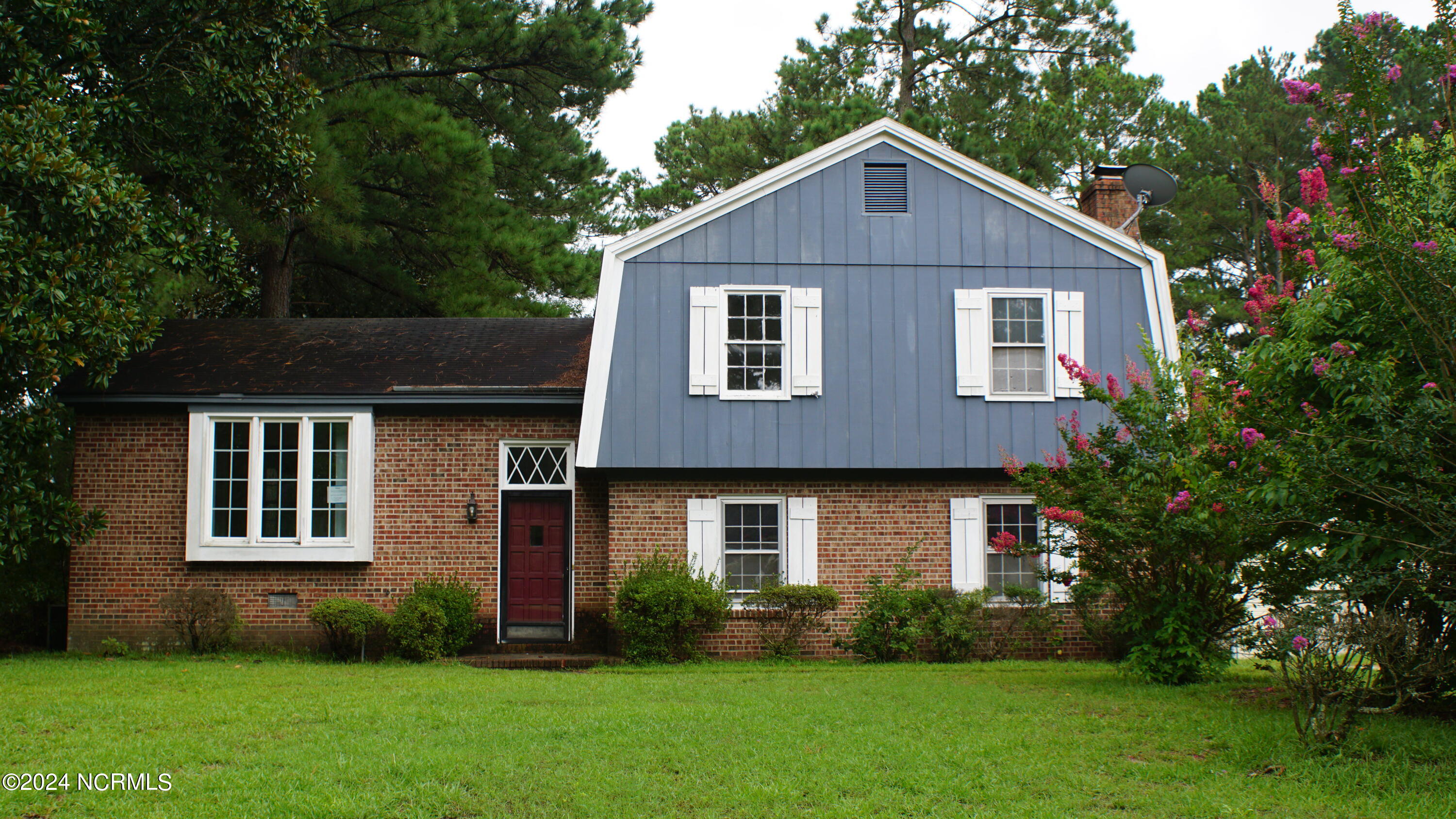 106 Queen Anne Avenue Property Photo 1