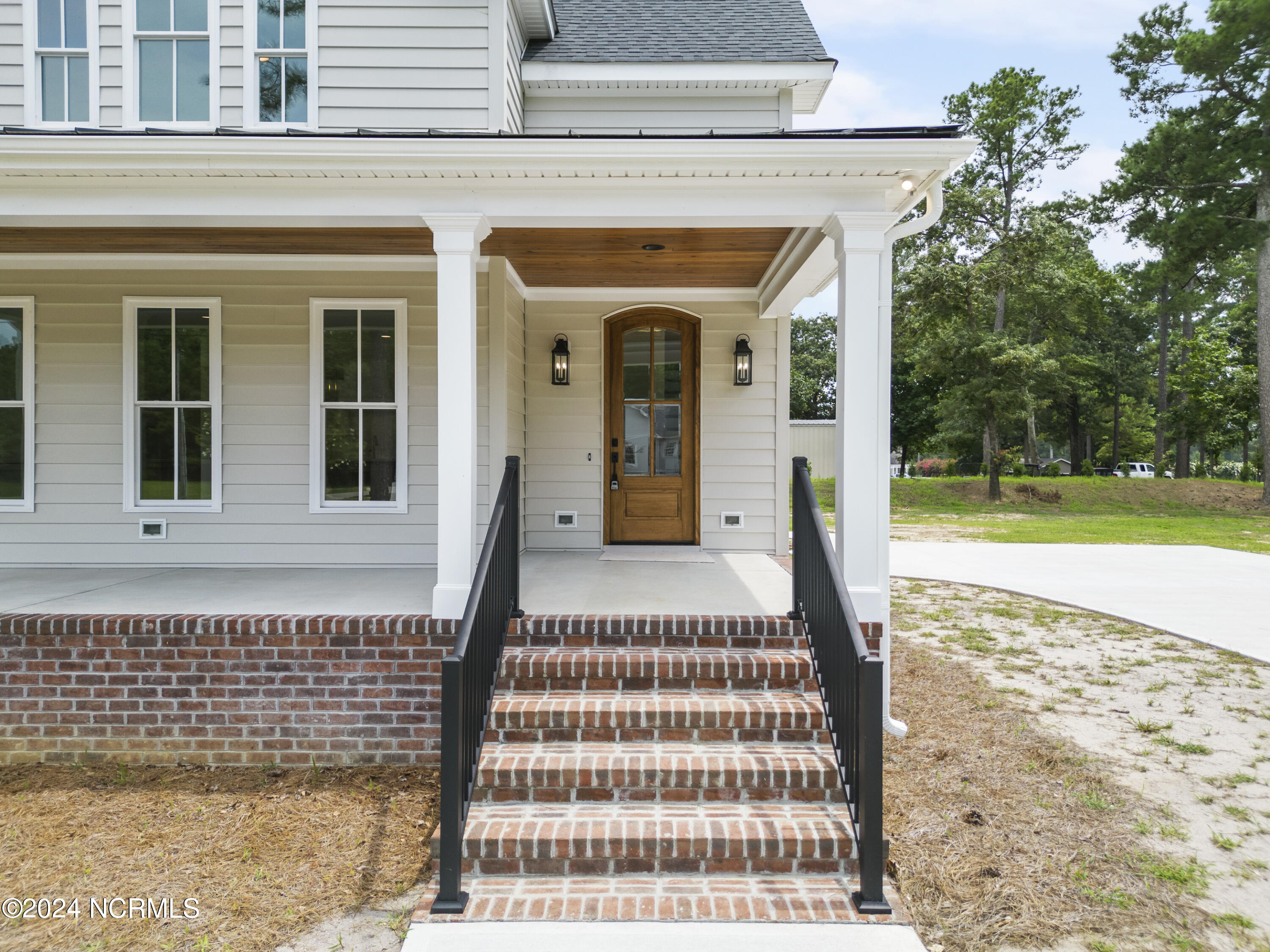 135 N Country Club Drive Property Photo 2