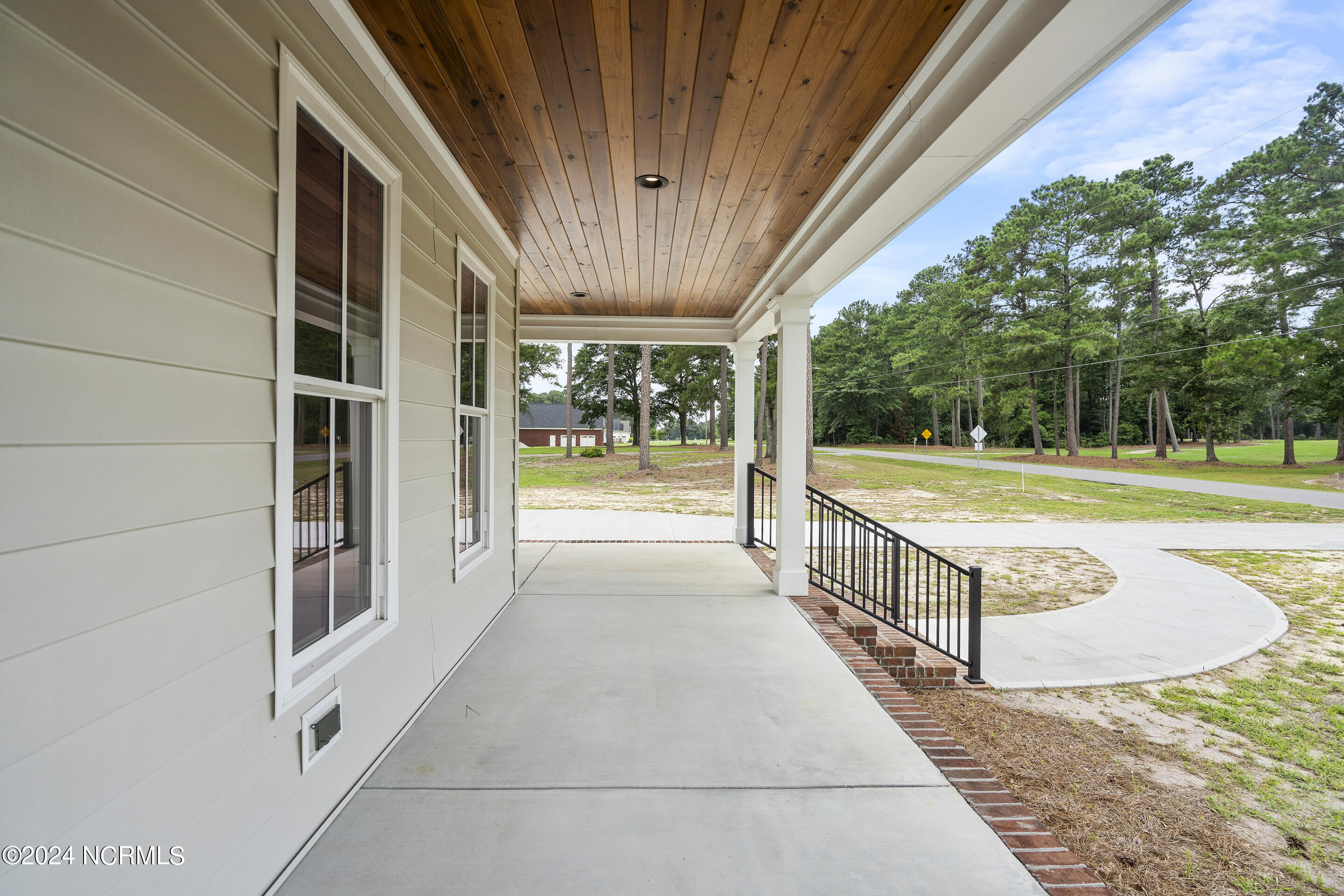 135 N Country Club Drive Property Photo 4