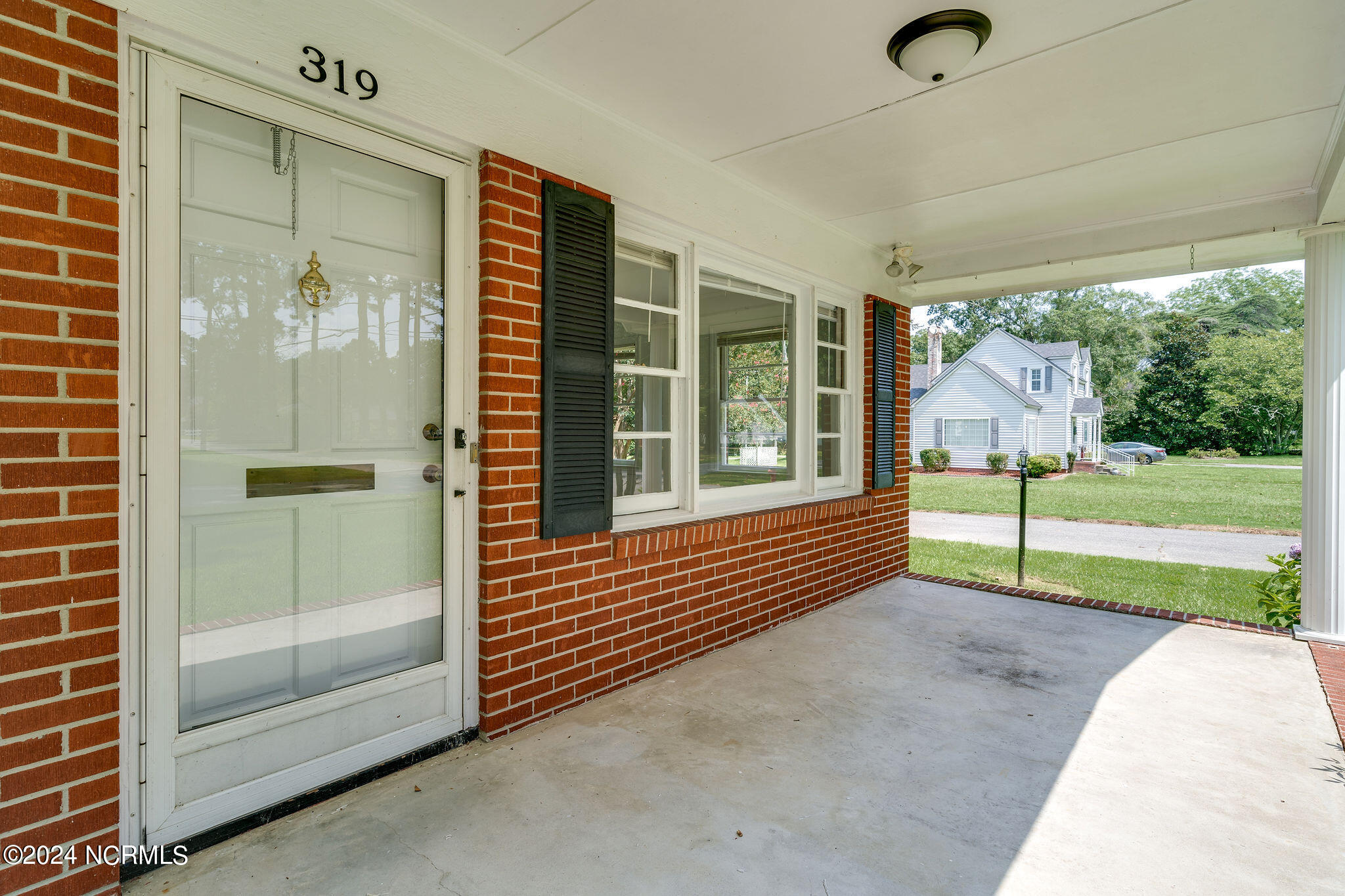 319 E Hill Street Property Photo 2
