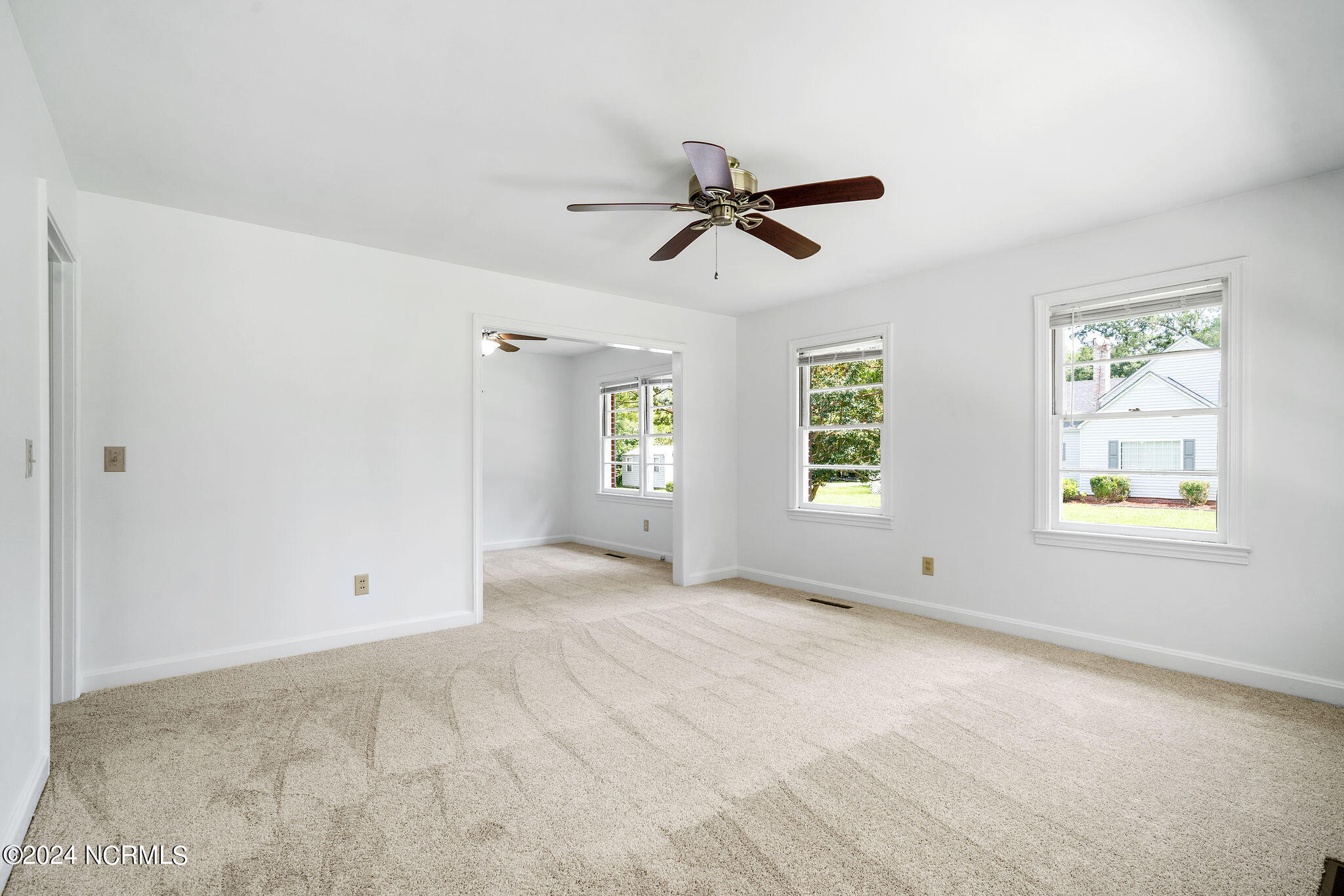 319 E Hill Street Property Photo 3